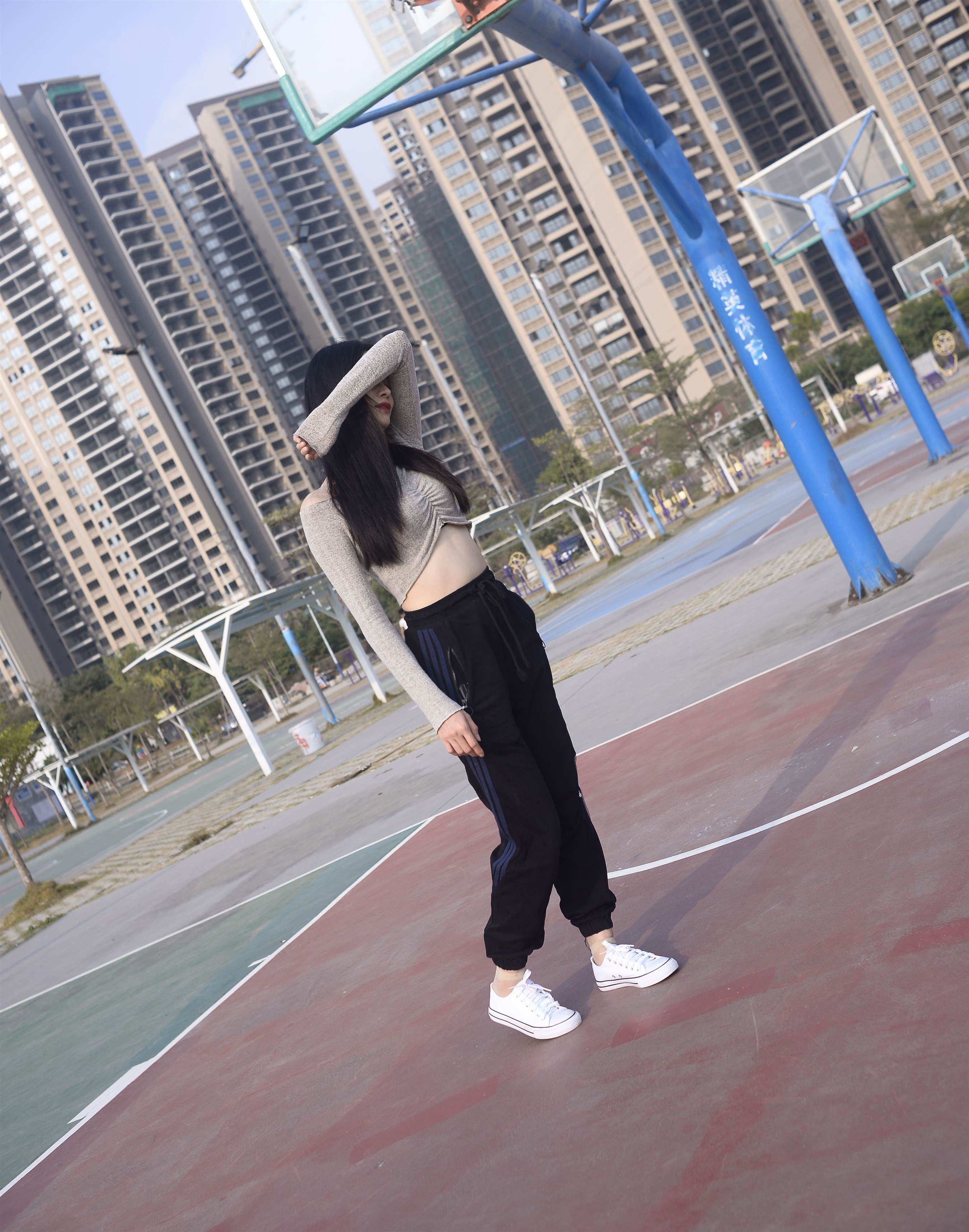 《帆布鞋の短丝脚丫【视频1个网盘下载】》作品图