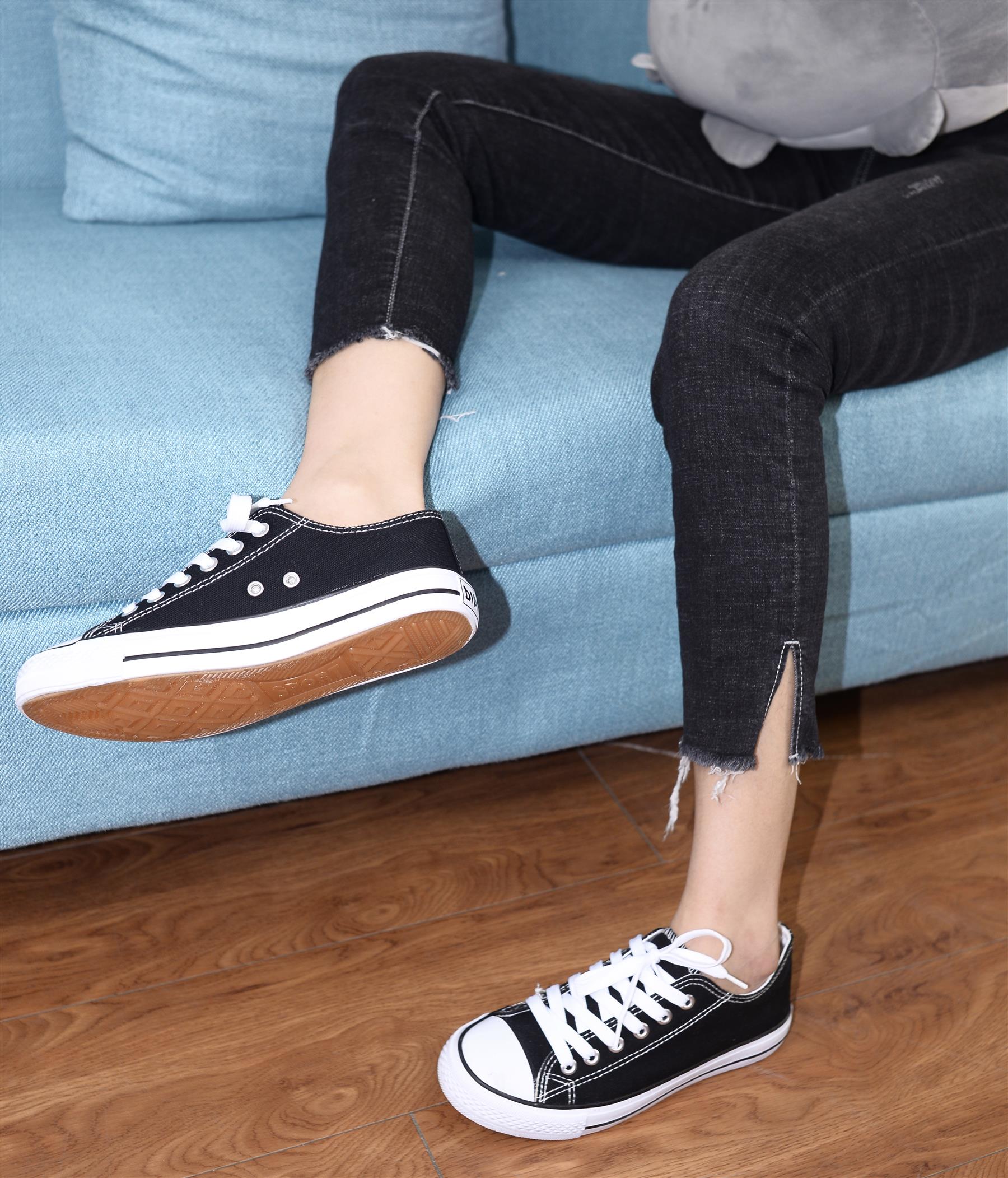 《八分牛仔の帆布鞋船袜脚丫》作品图