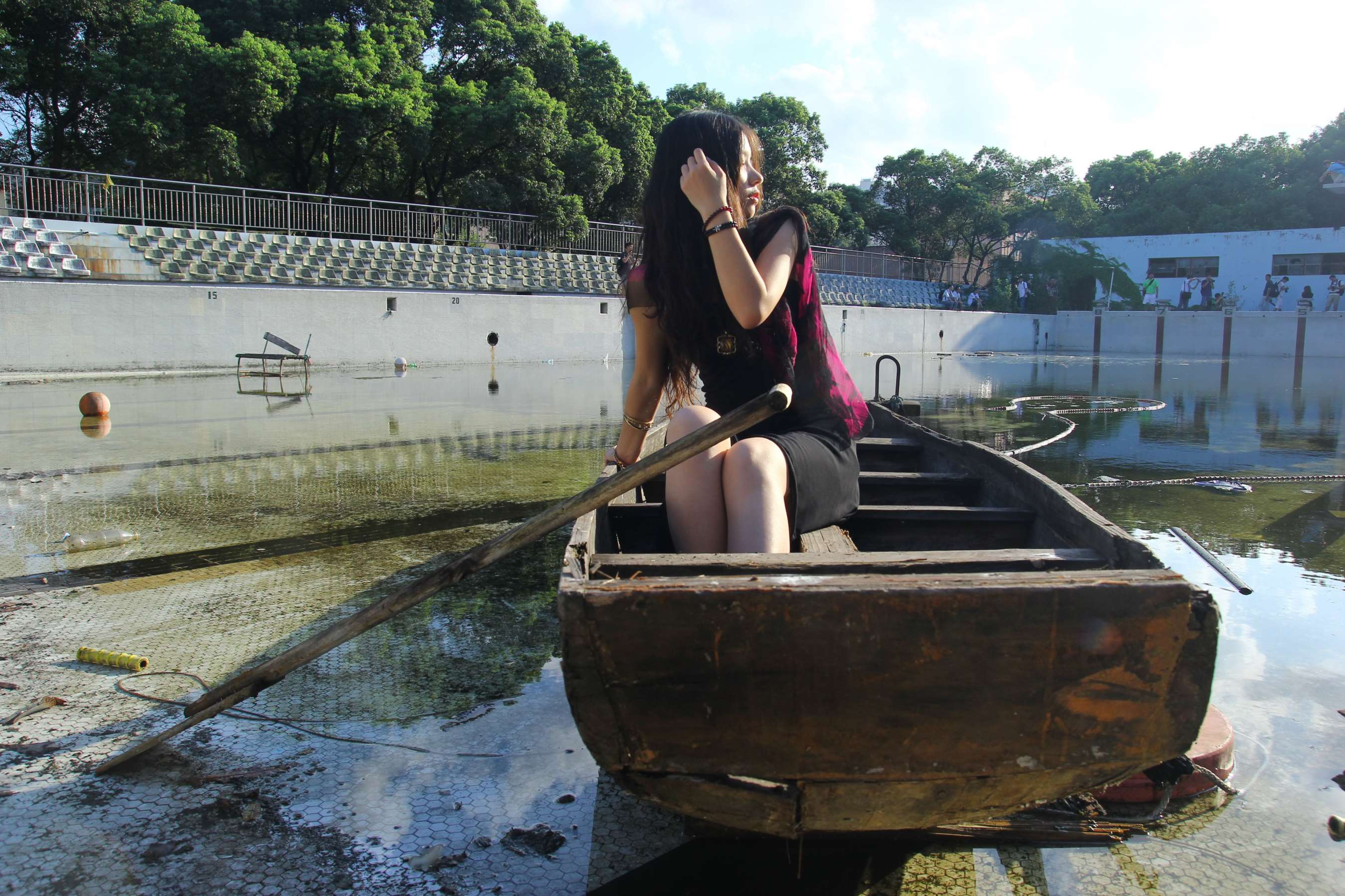 《亚妮裸足-让我们荡起双桨》作品图