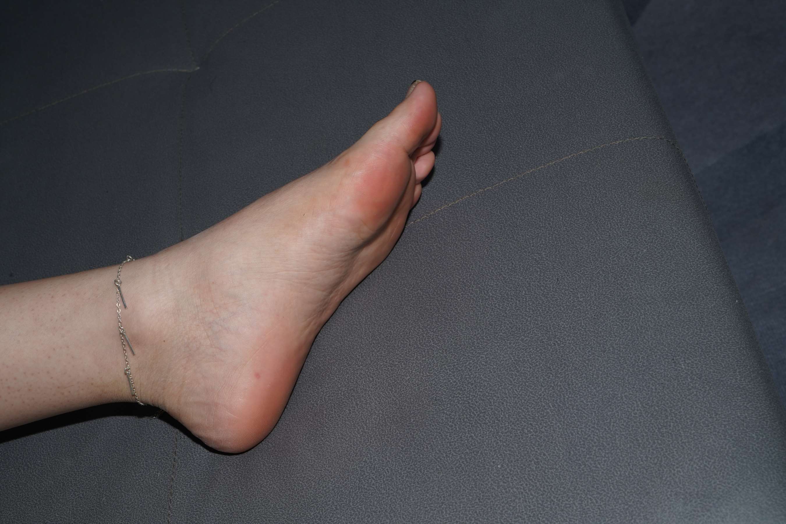 《燕萍展示37码美脚》作品图