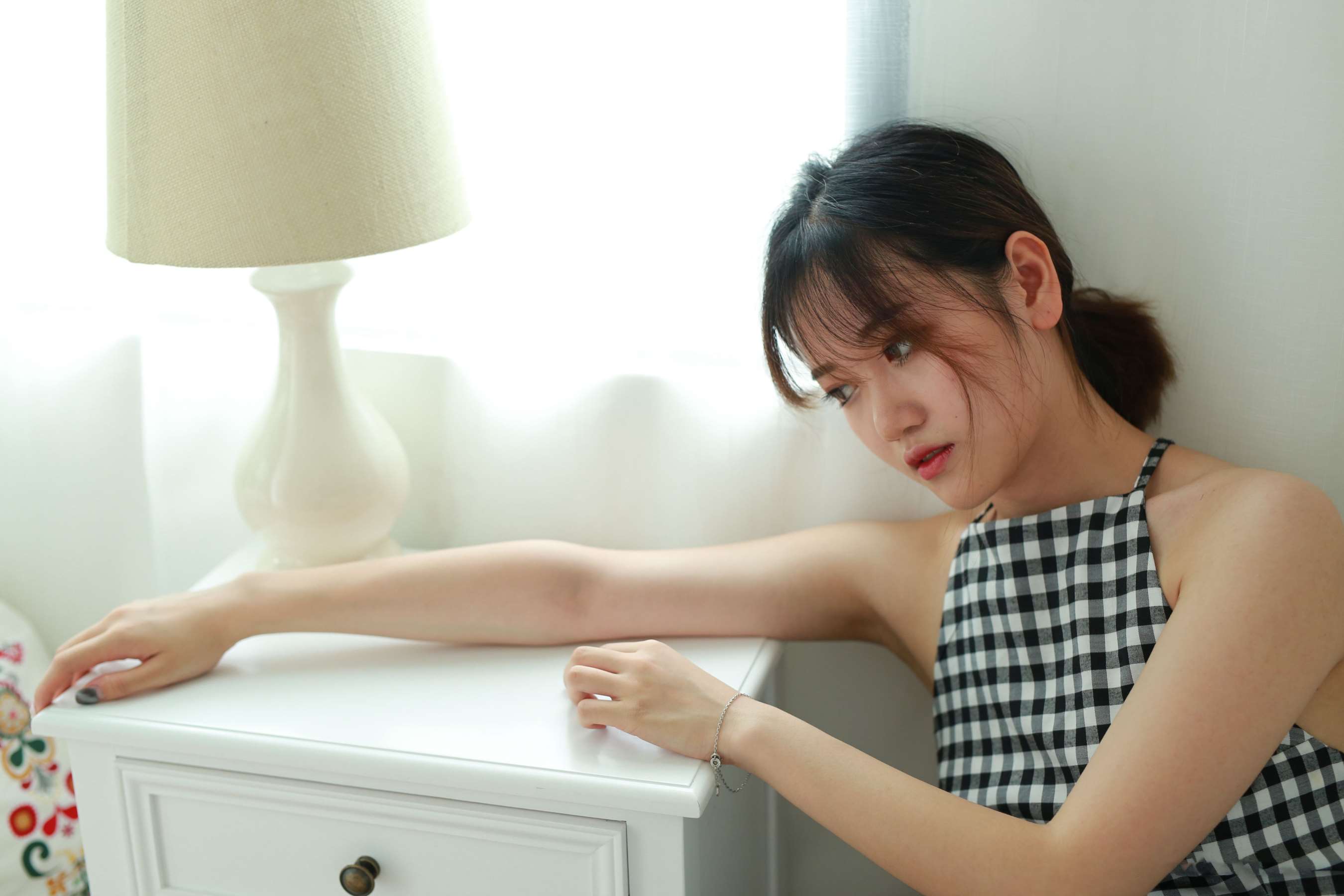 《陈雨菲露背格子裙の嫩足》作品图