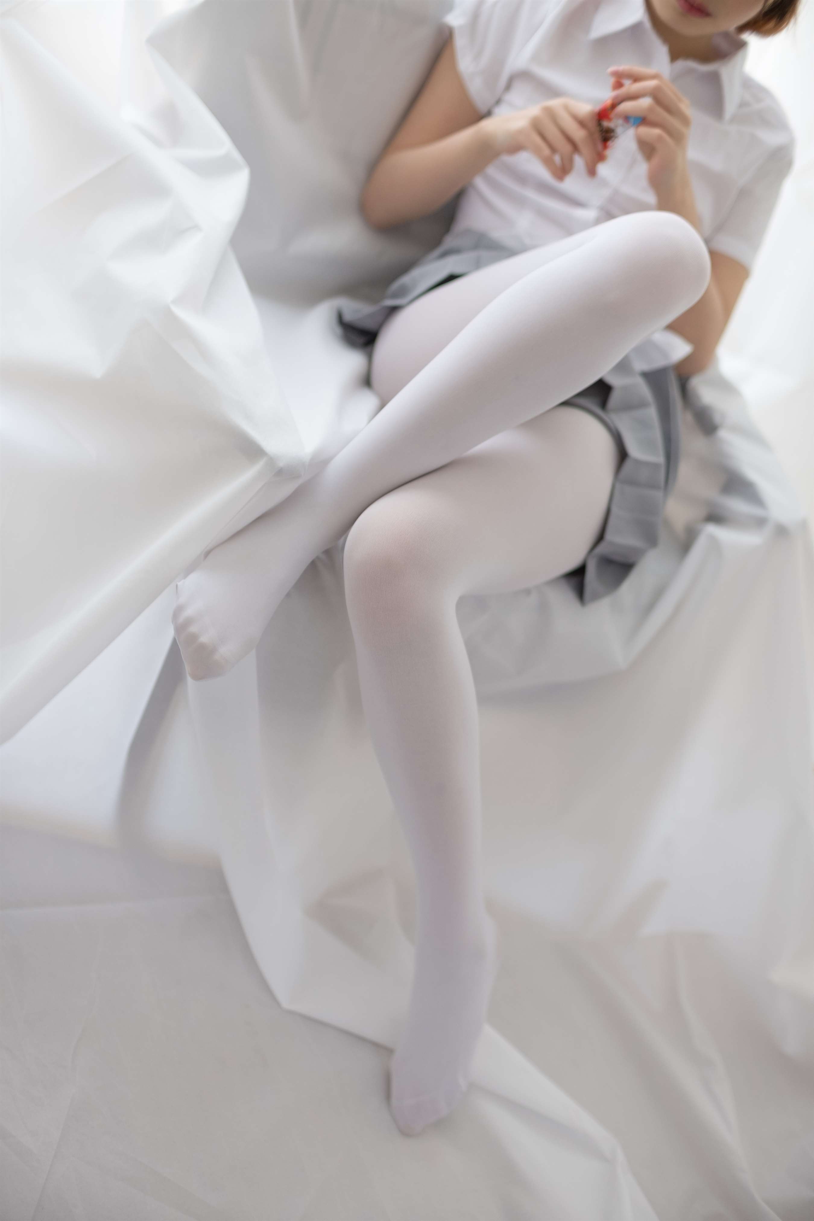 《白色空间の白色脚丫》作品图