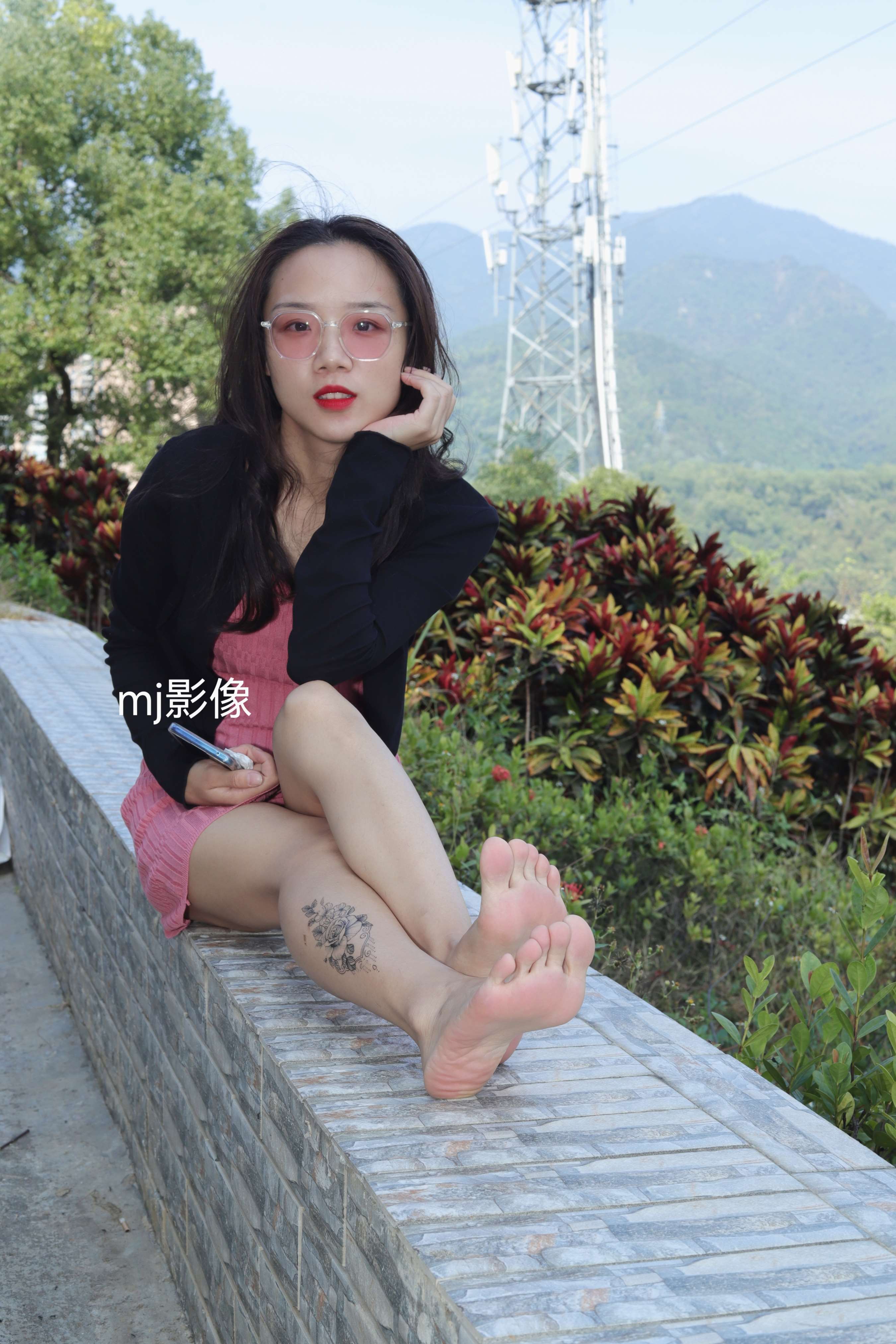 《小芸户外展光脚丫》作品图