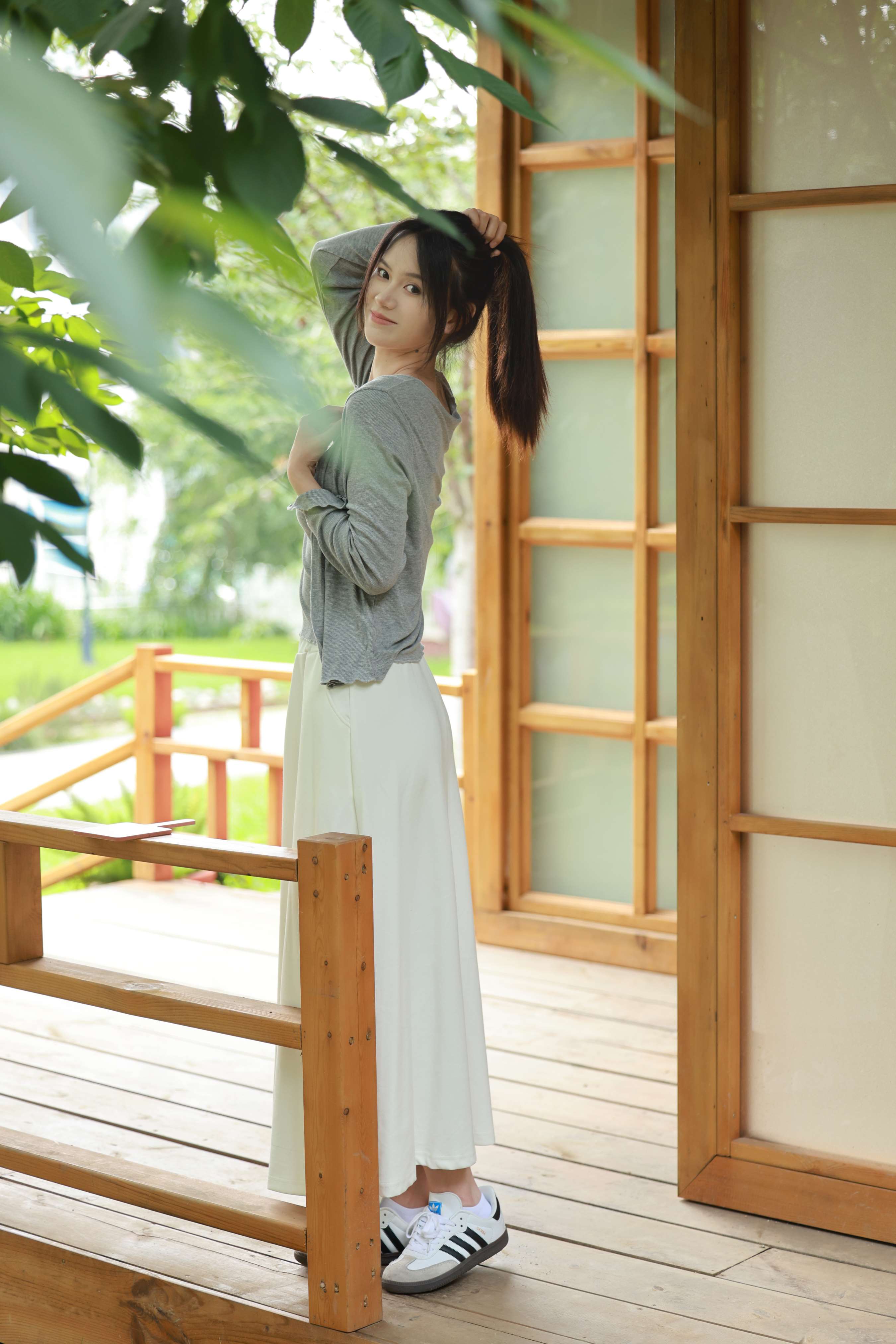 《梦瑶脱白棉袜展嫩足》作品图