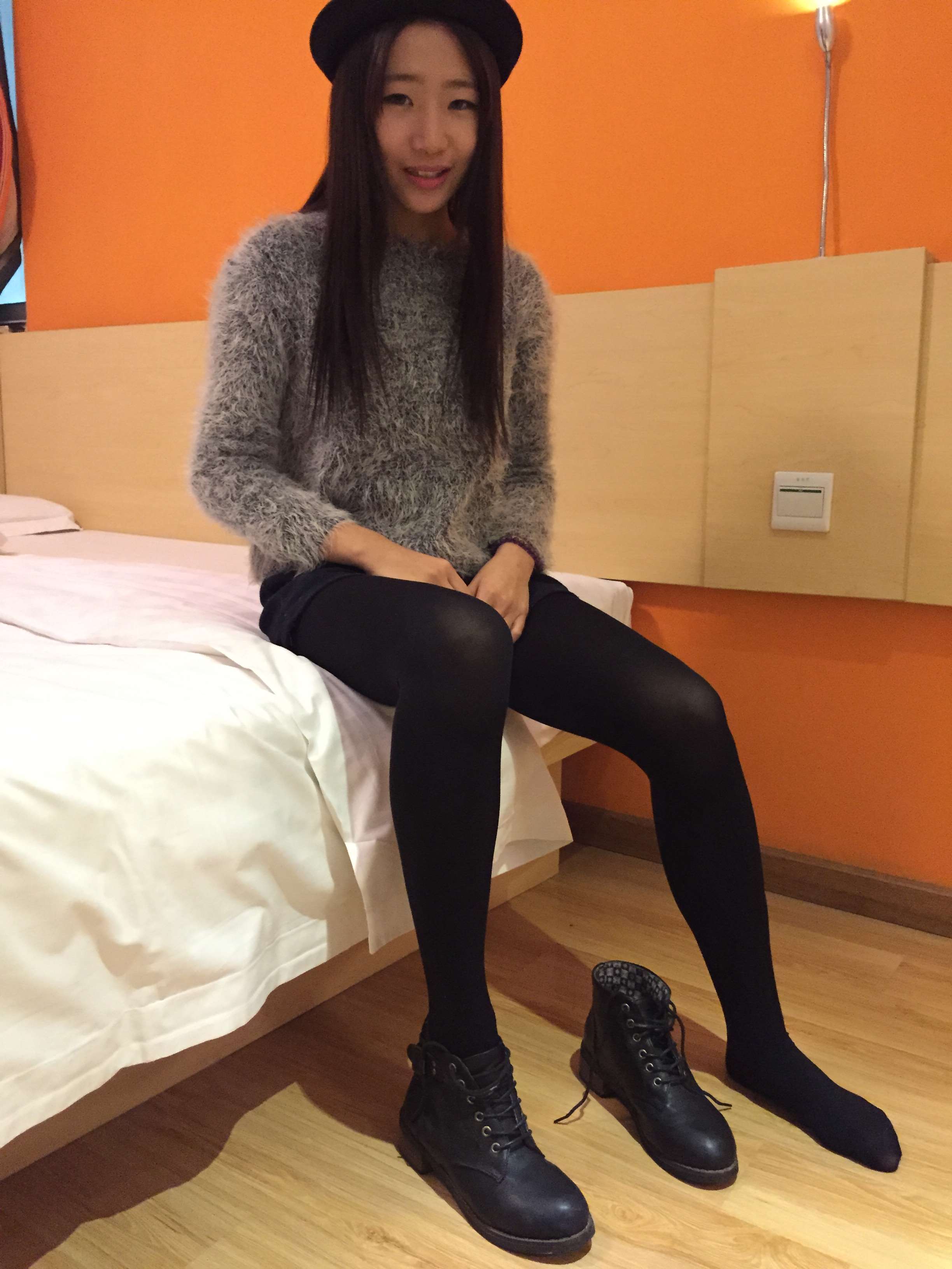 《短靴の开洞黑丝小姐姐》作品图