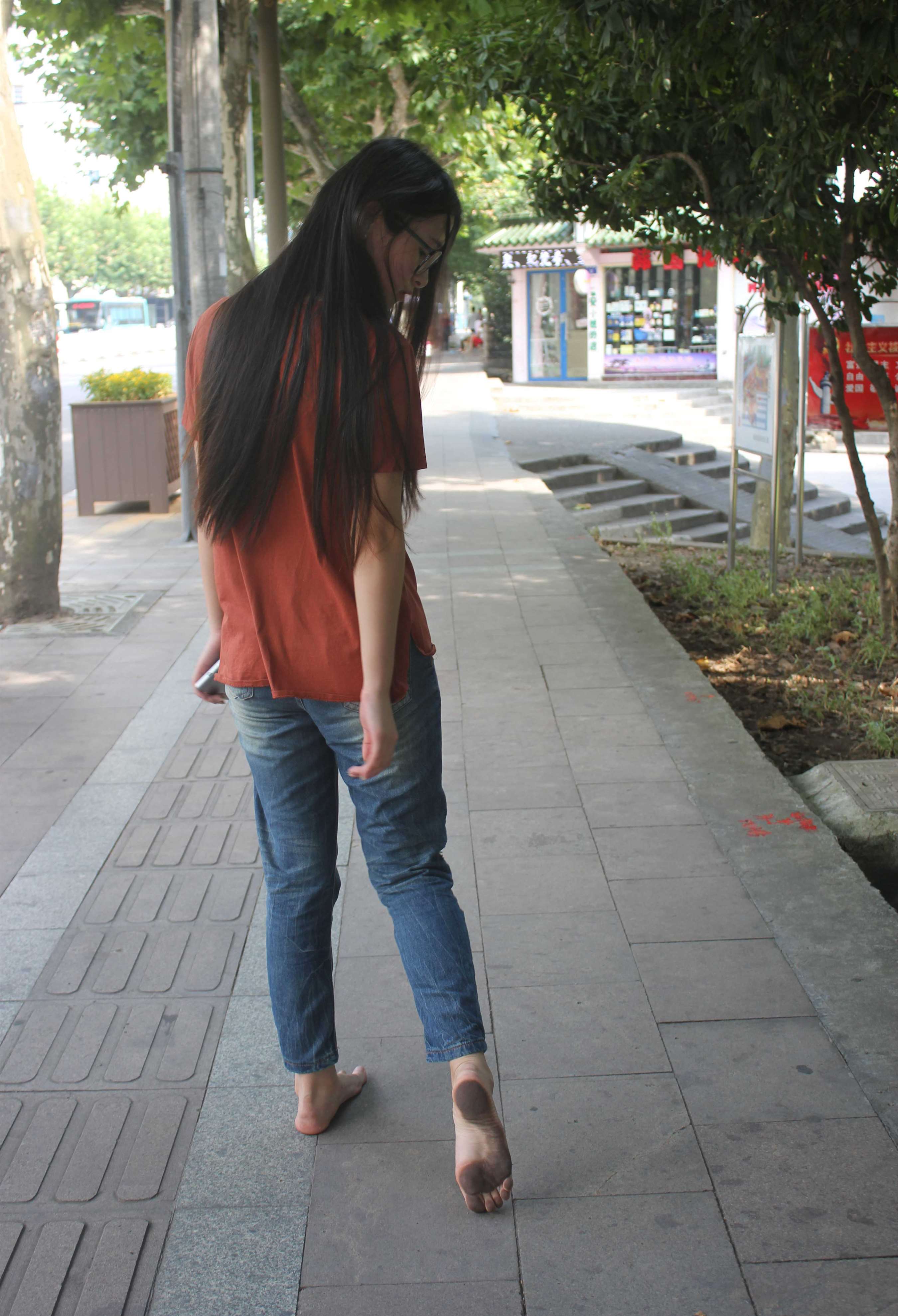 《颖儿赤脚》作品图