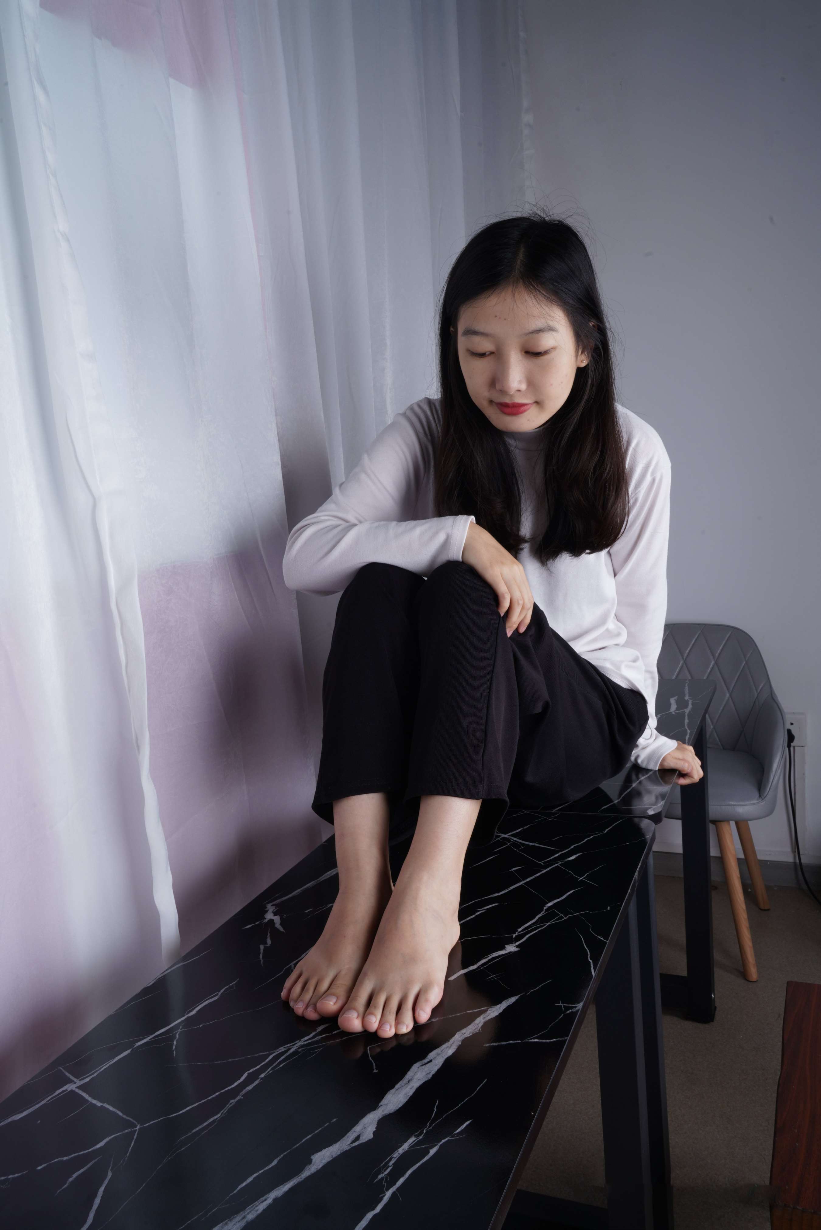 《燕玲展示嫩足》作品图