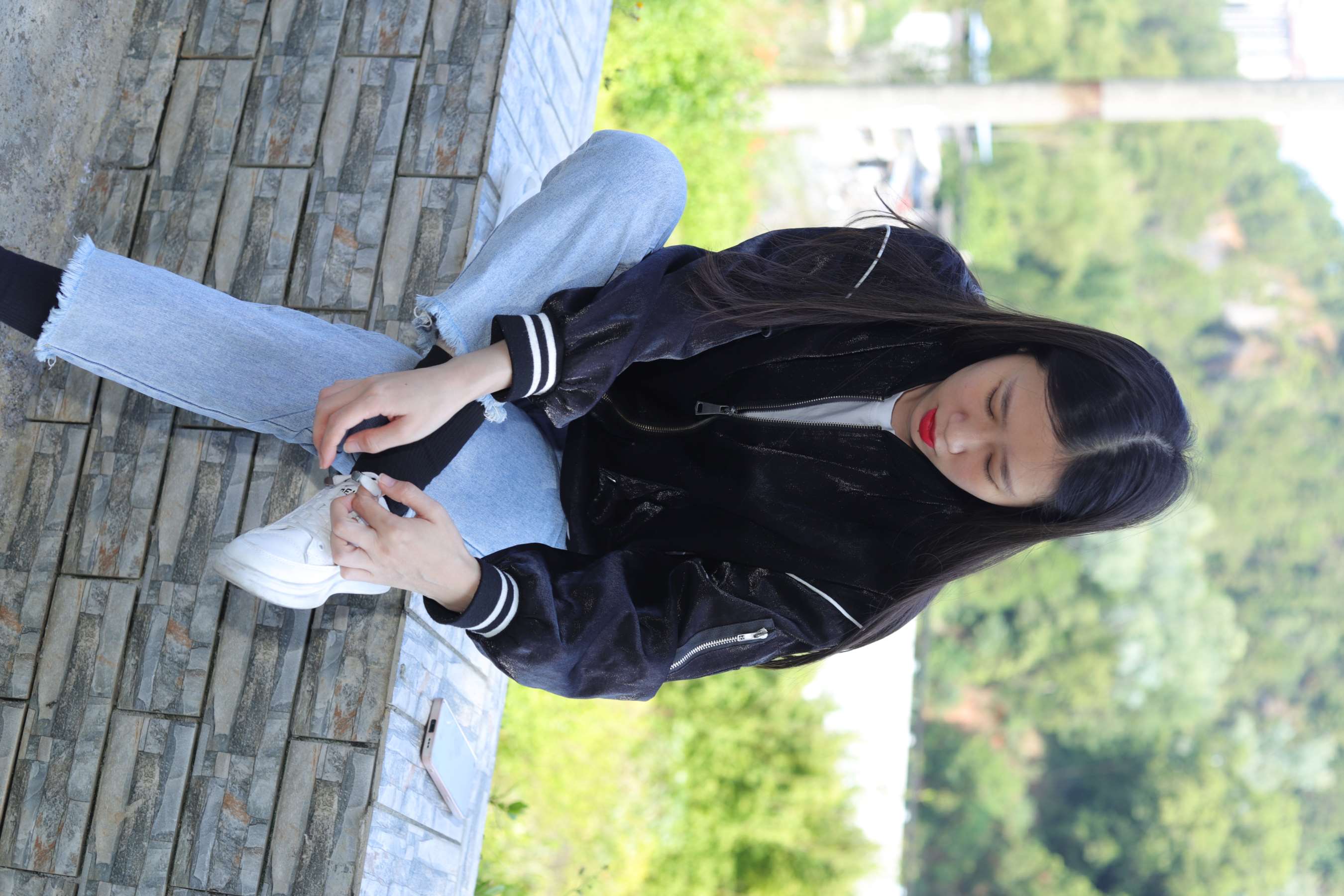 《美女小芳公园脱掉鞋袜展示极品脚丫》作品图