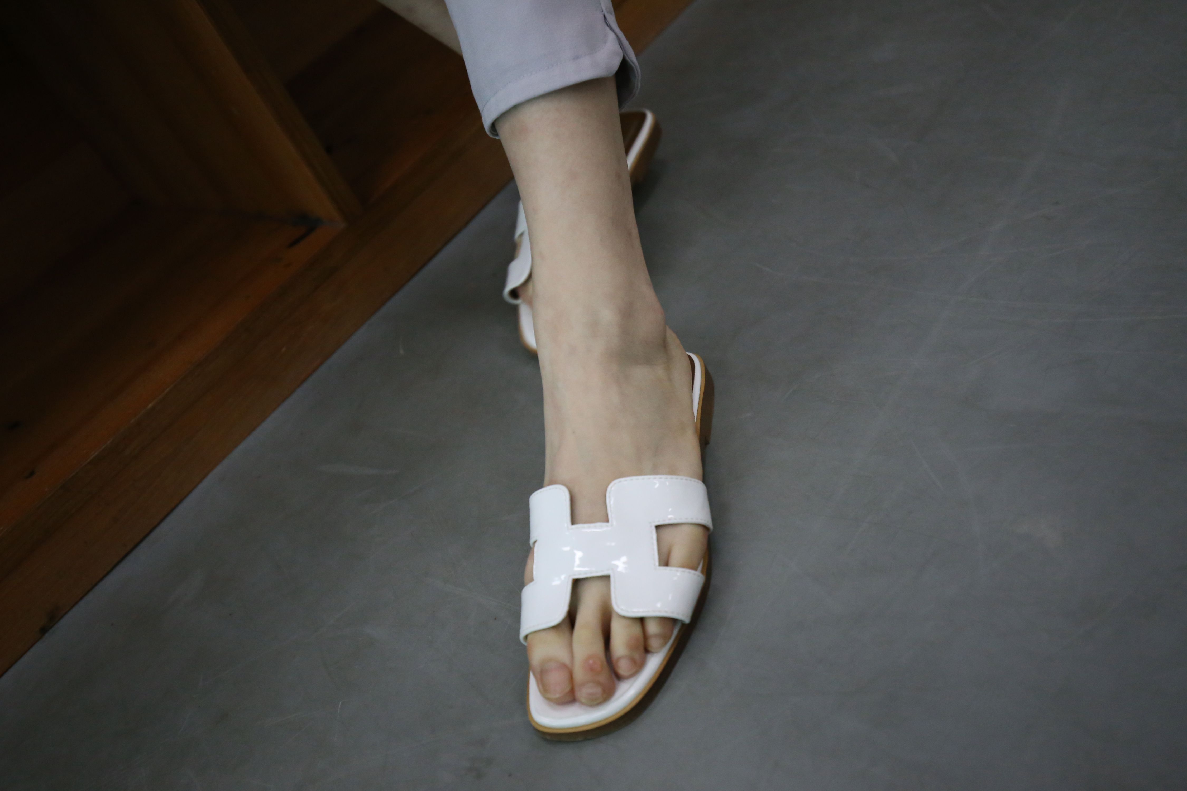 《休闲裤赤足の凉拖脚丫》作品图