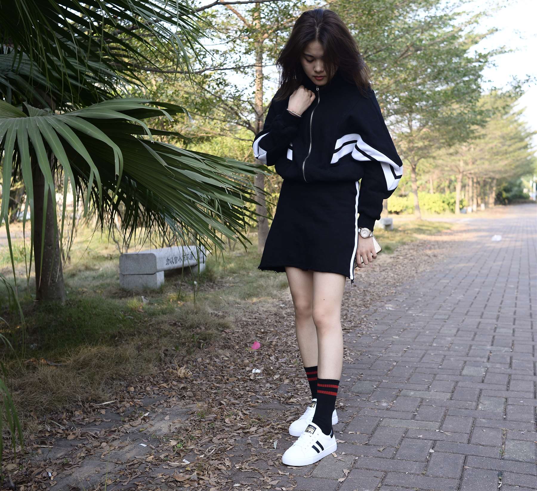 《板鞋の黑长袜少女》作品图