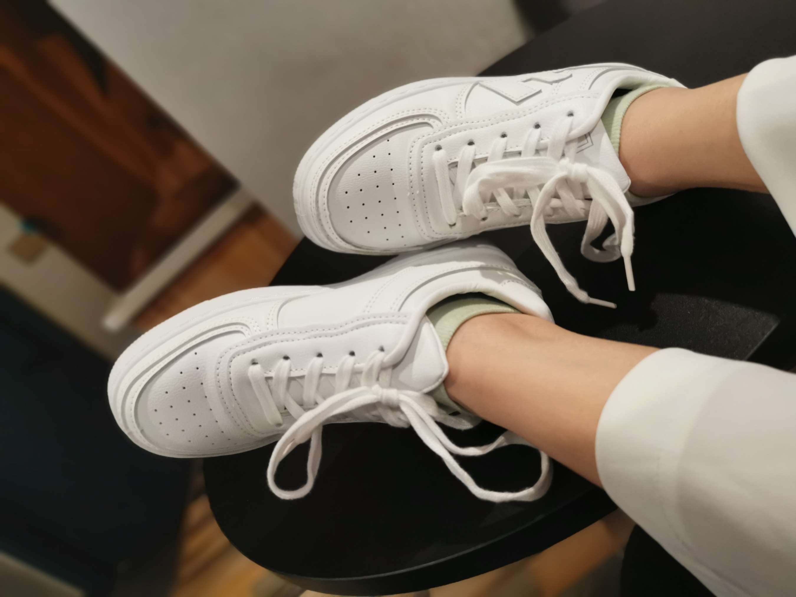 《珺珺板鞋の嫩足》作品图