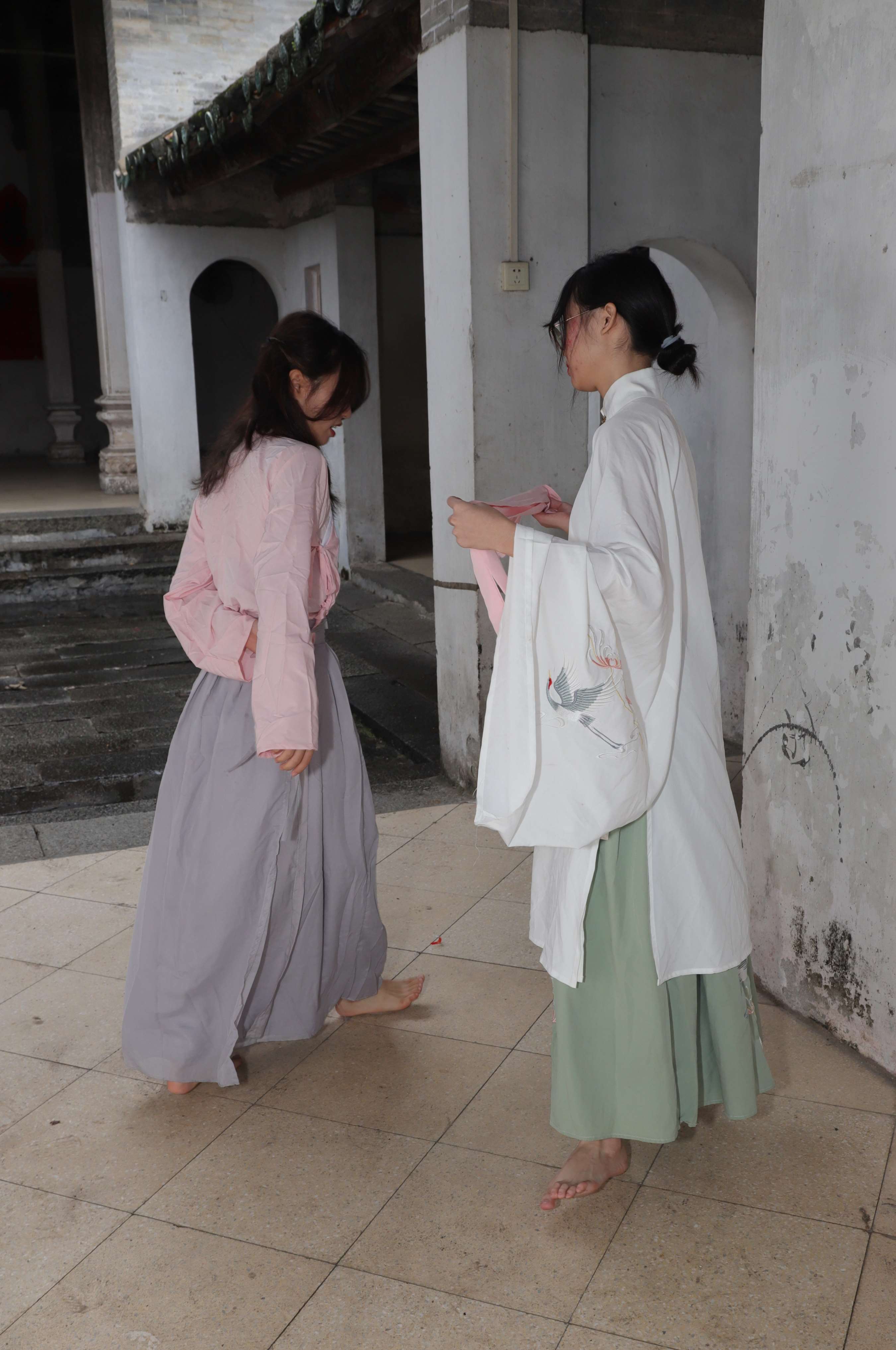 《淇淇与珊珊汉服赤脚游古镇》作品图