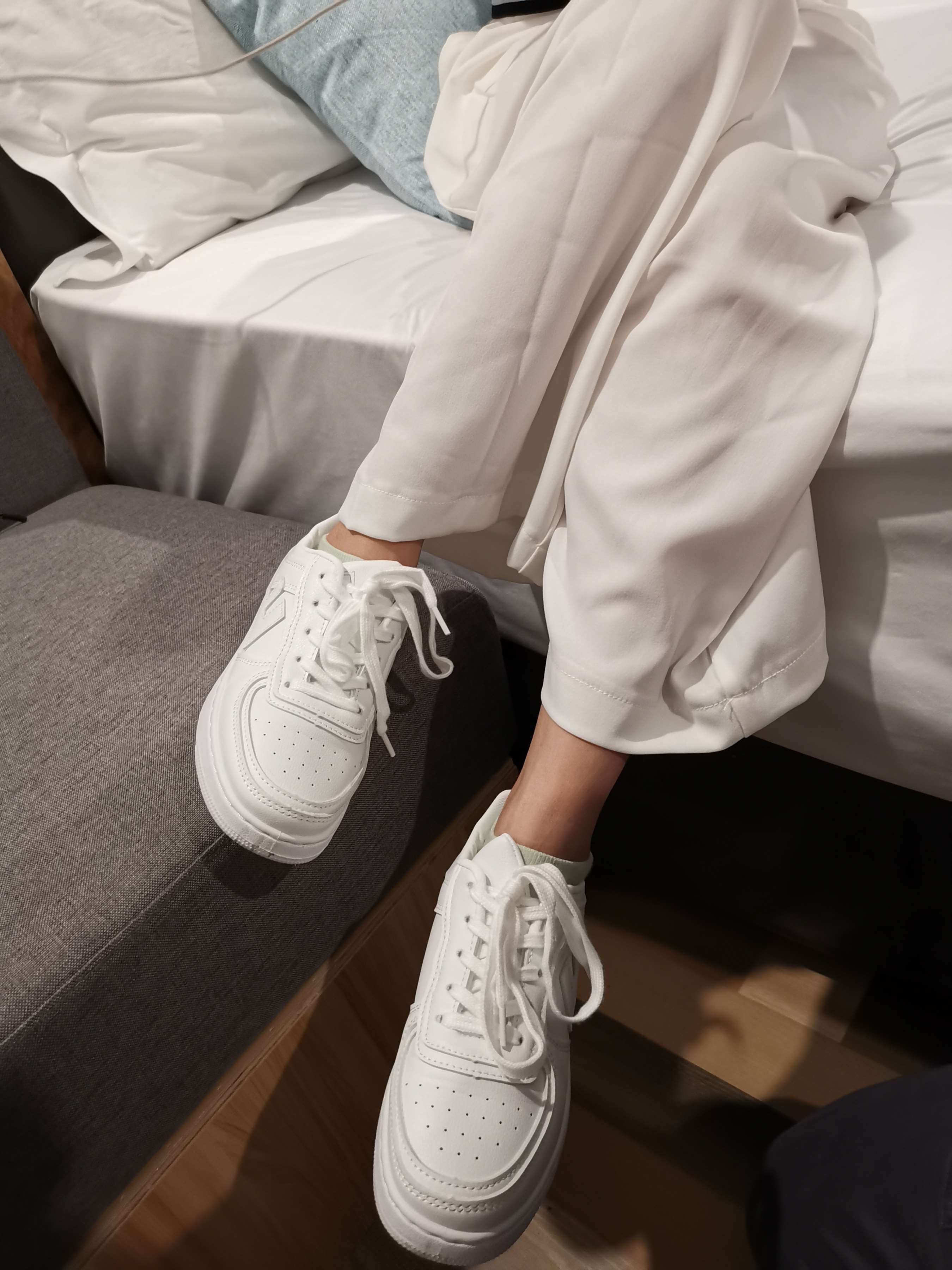 《珺珺板鞋の嫩足》作品图