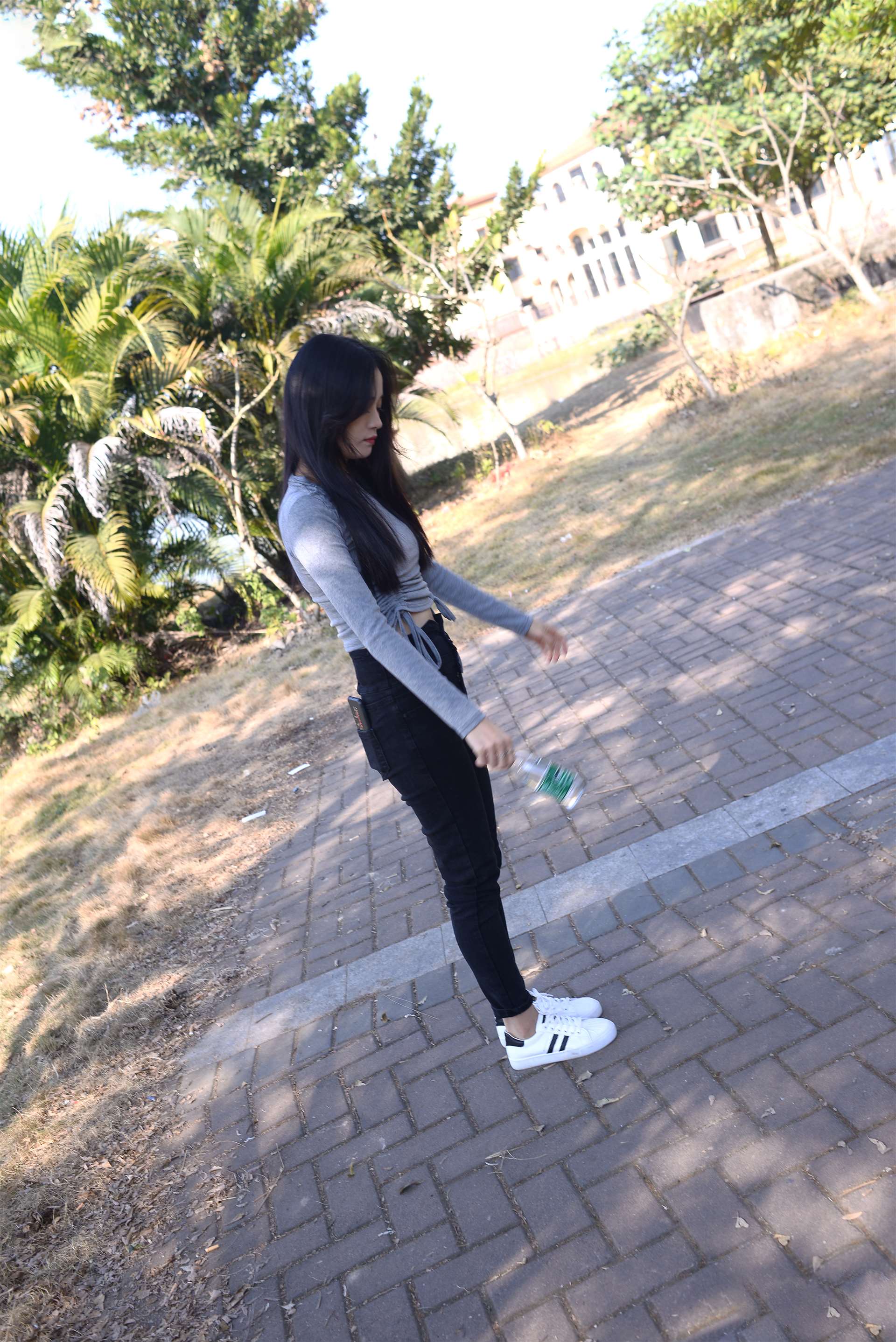 《单车上的船袜女孩》作品图