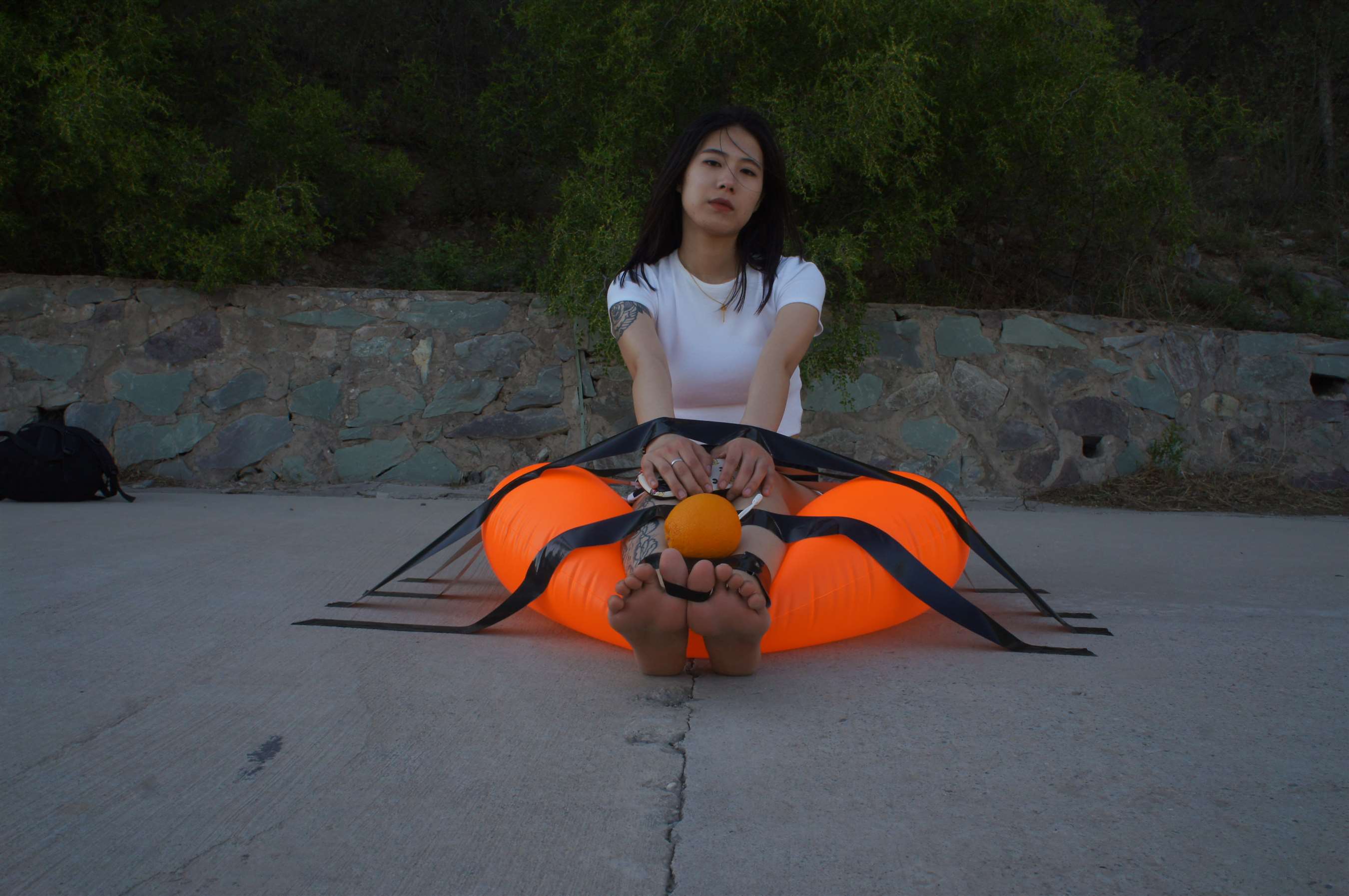 《热裤裸足玩橙子》作品图