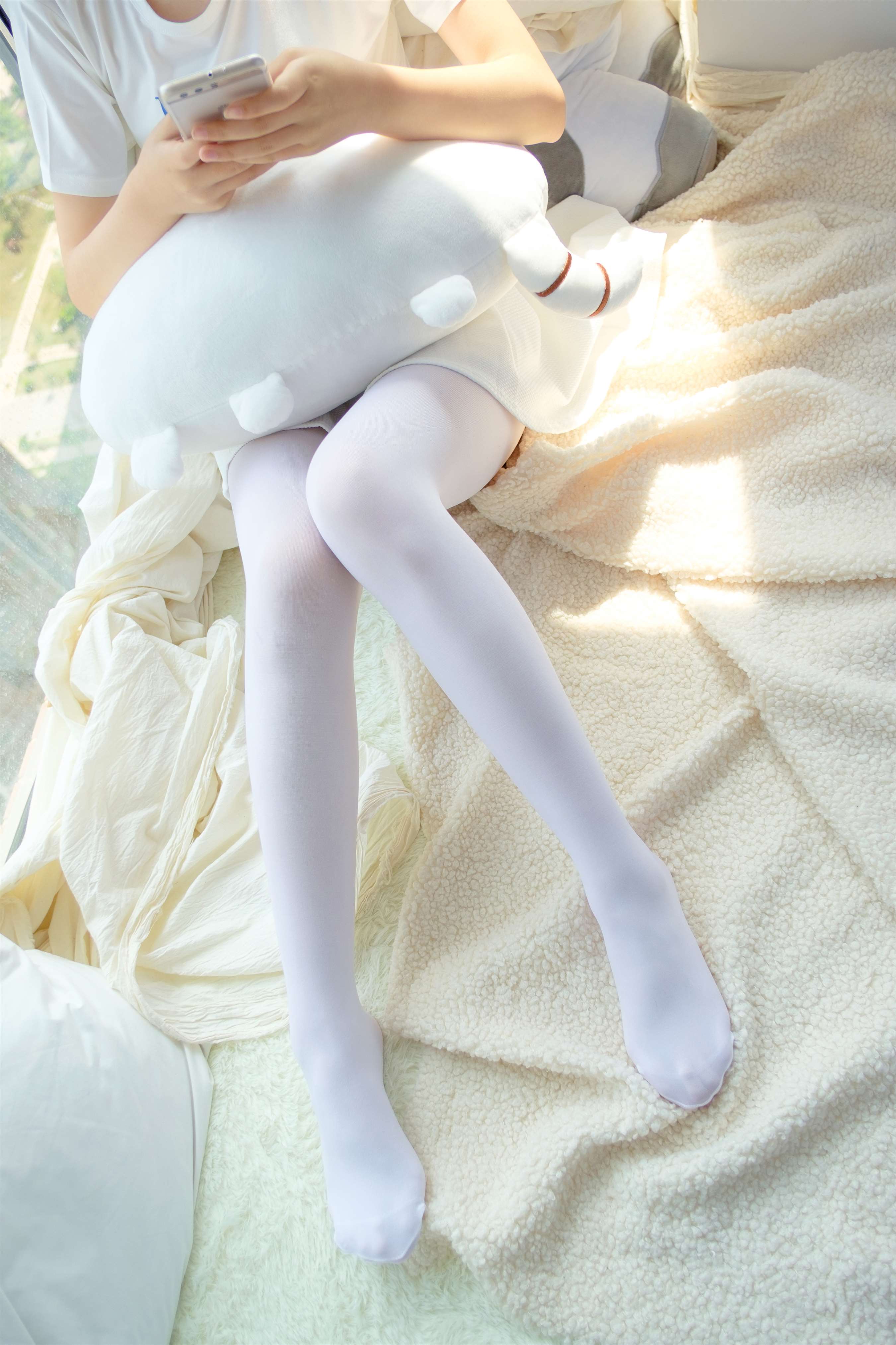 《短袖T恤の白丝足》作品图