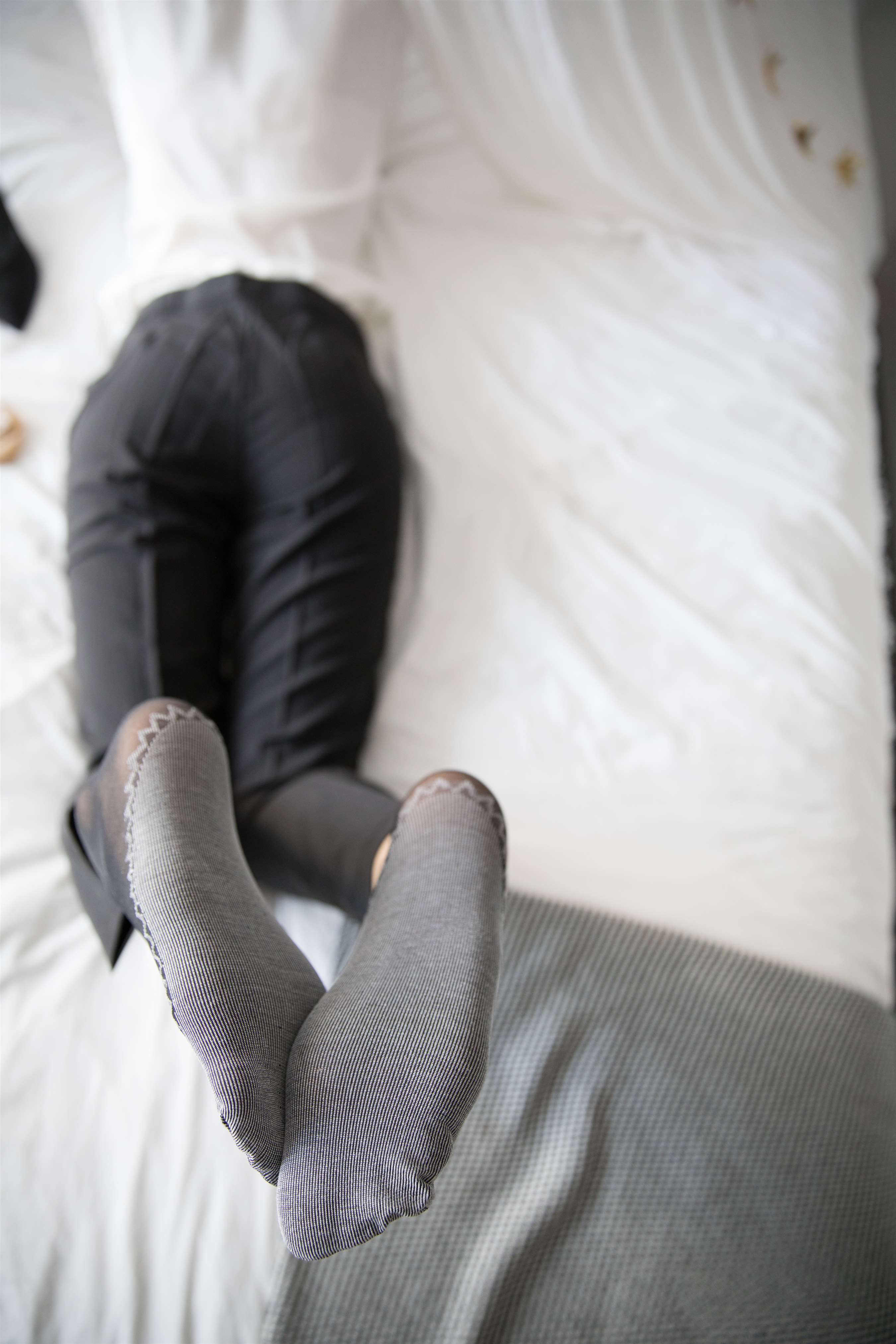 《职业装少女换袜》作品图