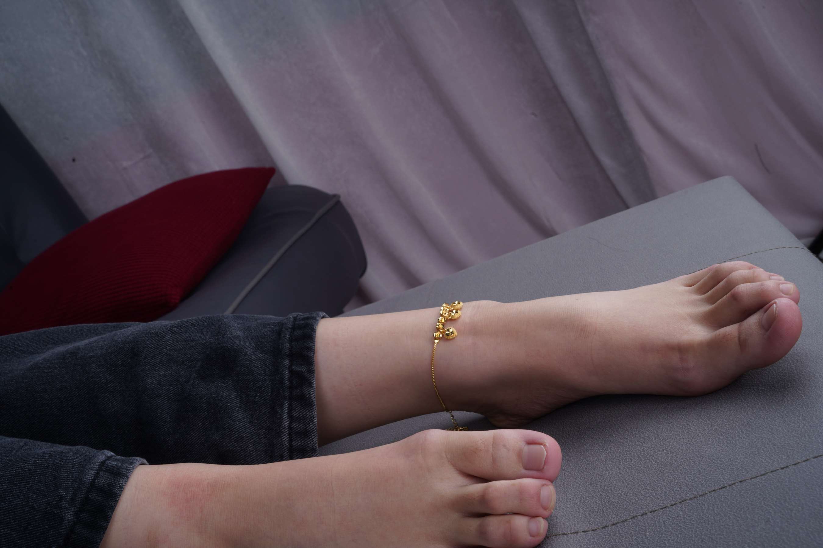 《张美女试镜展示36码臭脚丫》作品图