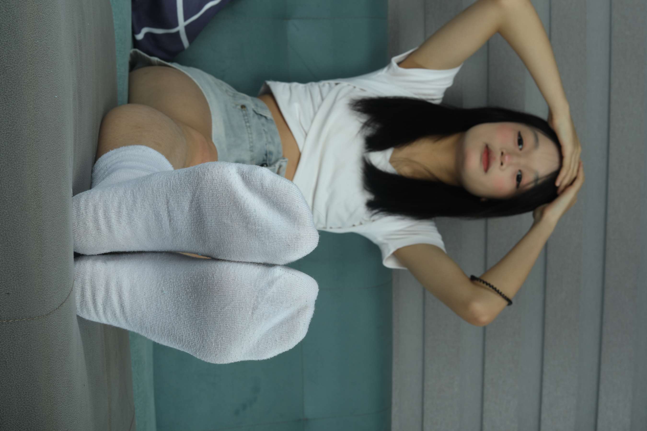 《贞贞美女的大白脚丫子》作品图