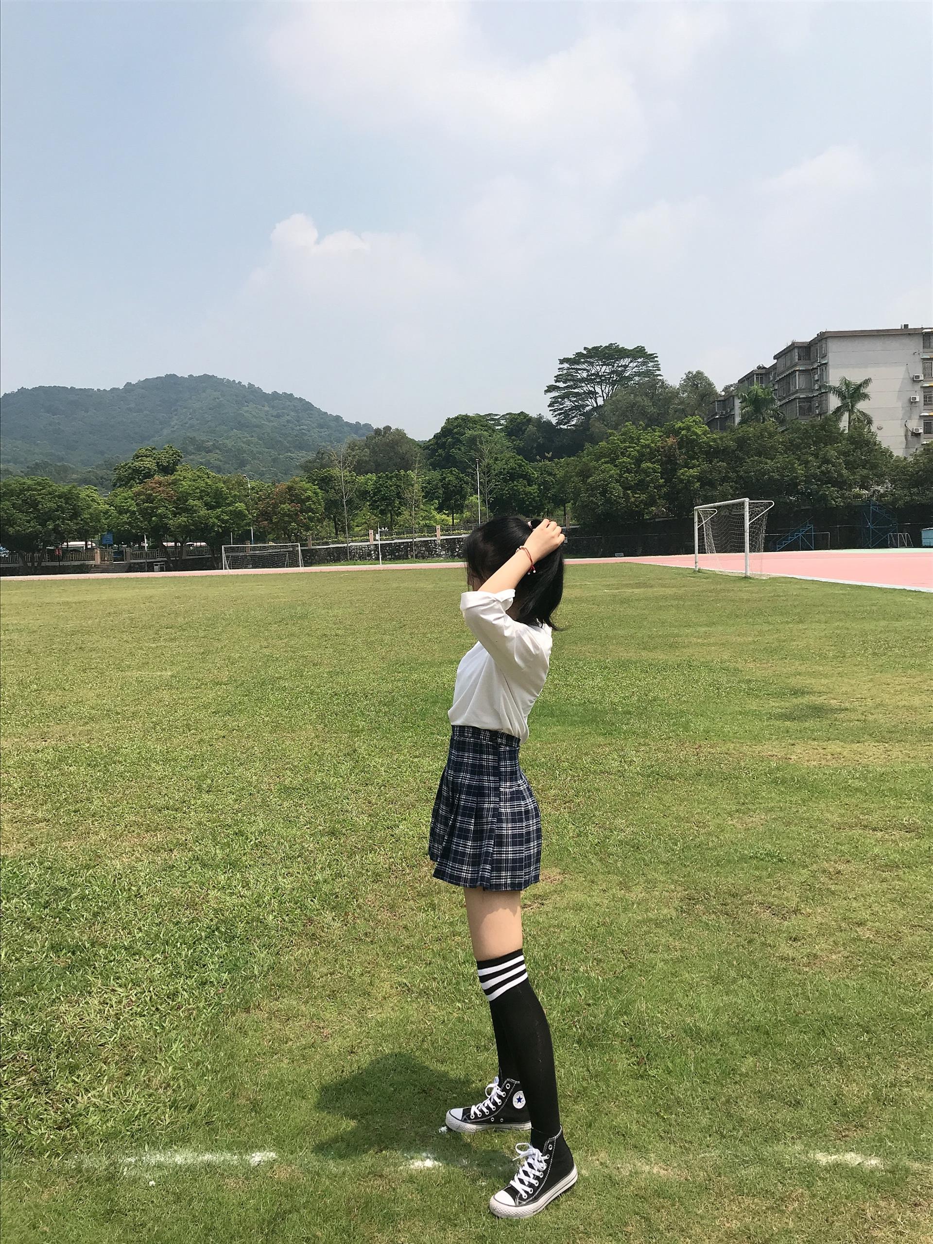 《足球场上的帆布鞋の长黑袜脚丫+视频一部》作品图