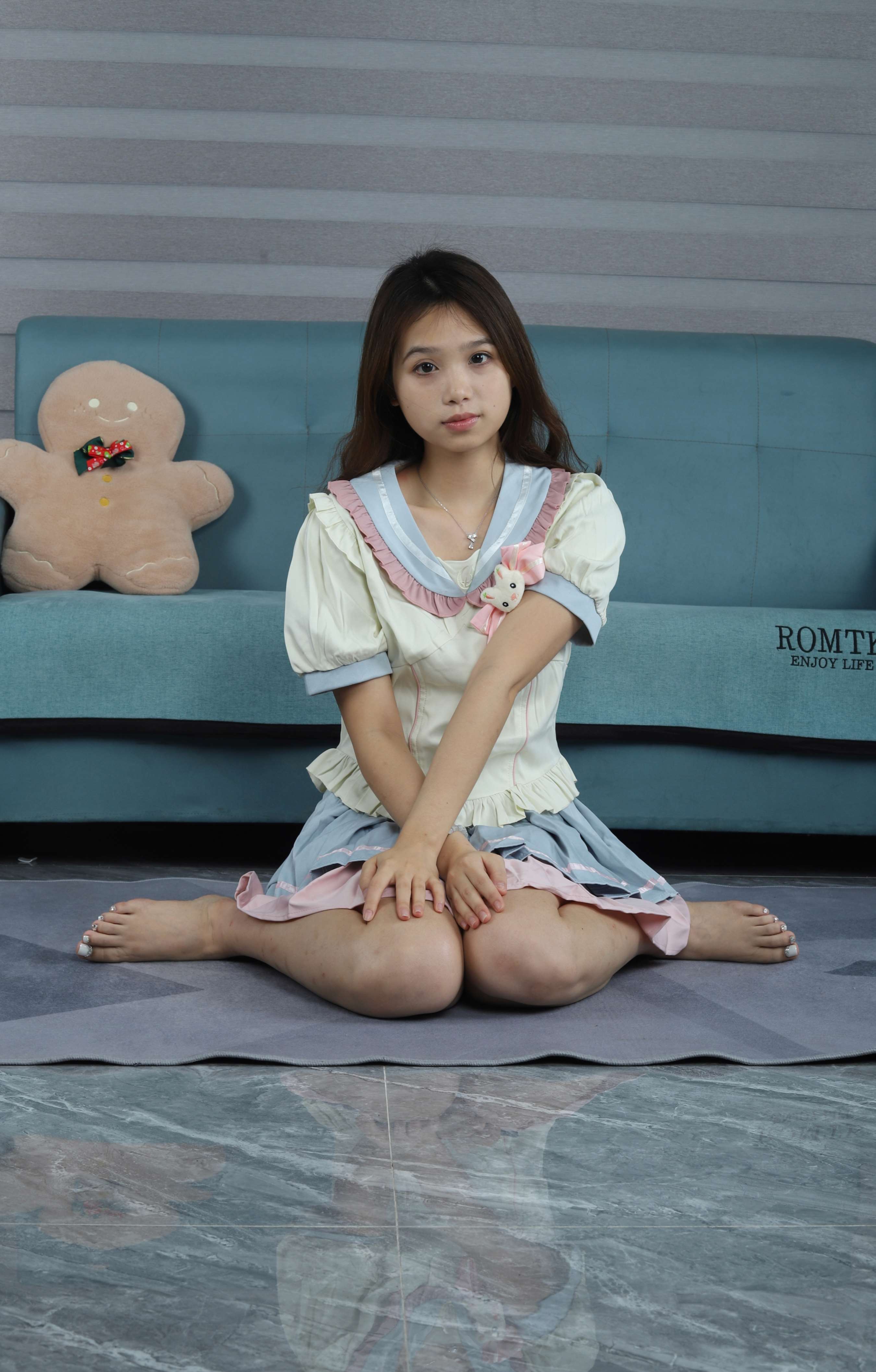 《伶伶的美脚加食物摆盘》作品图