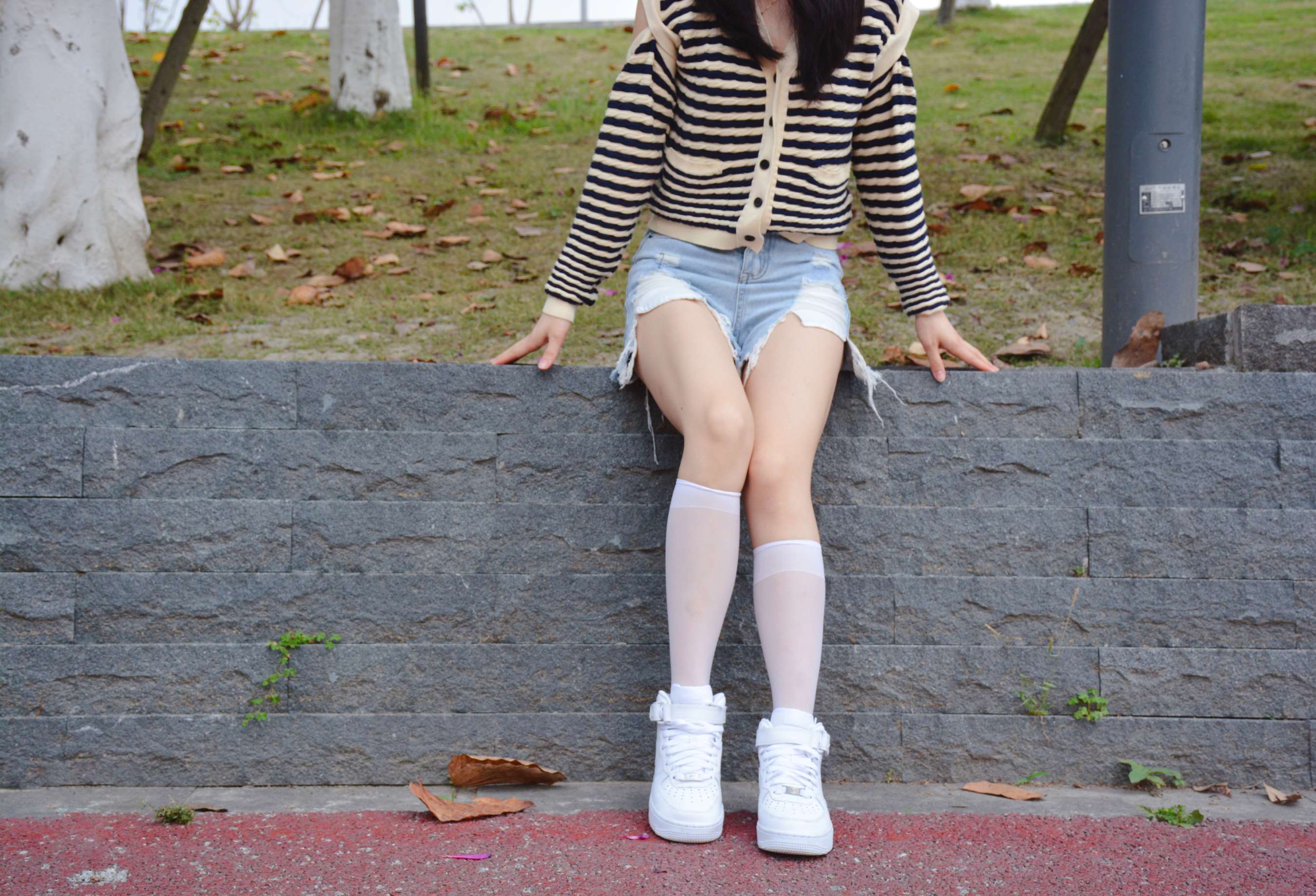 《夕阳下少女热裤の白丝脚丫》作品图