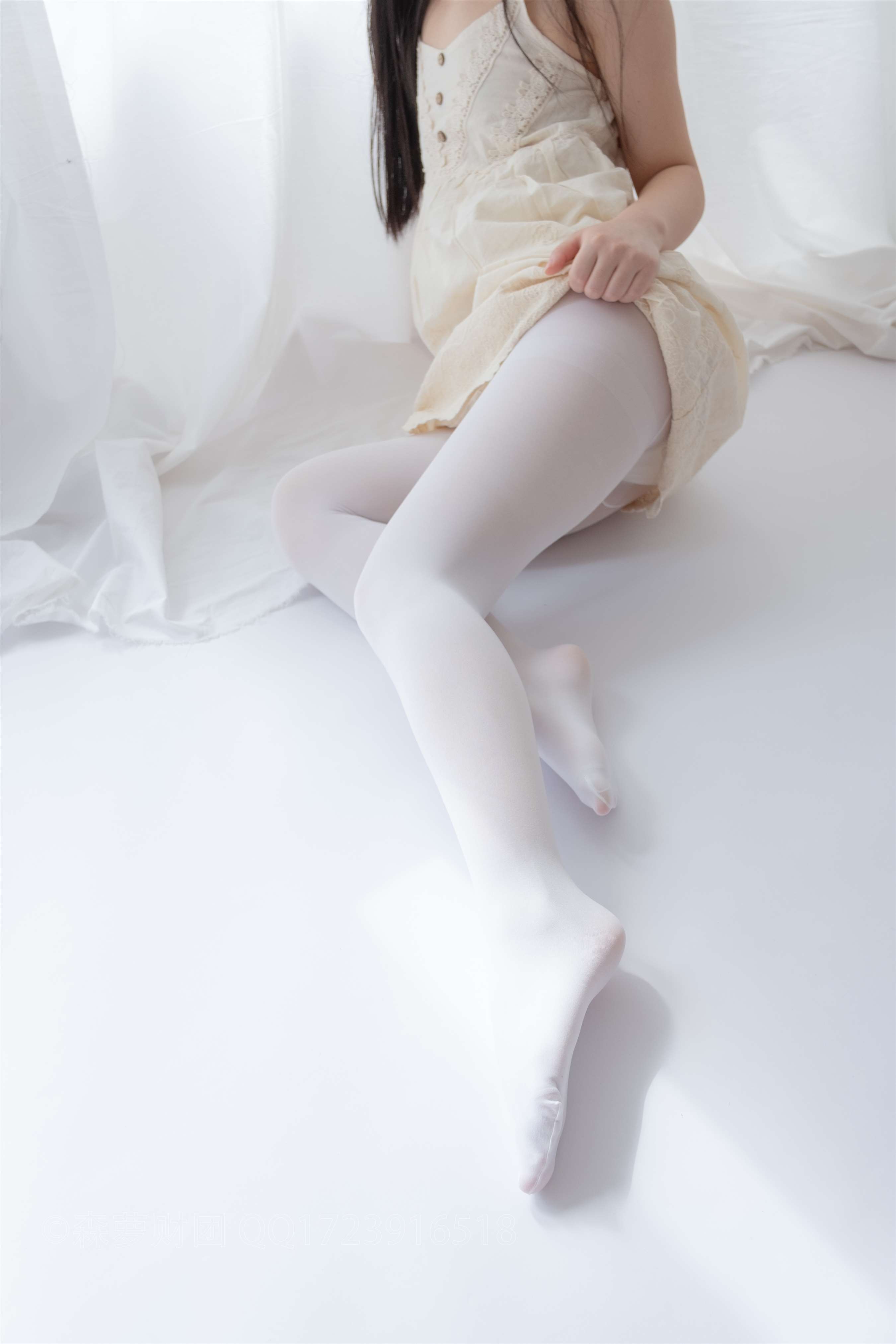 《美少女白丝脚丫》作品图