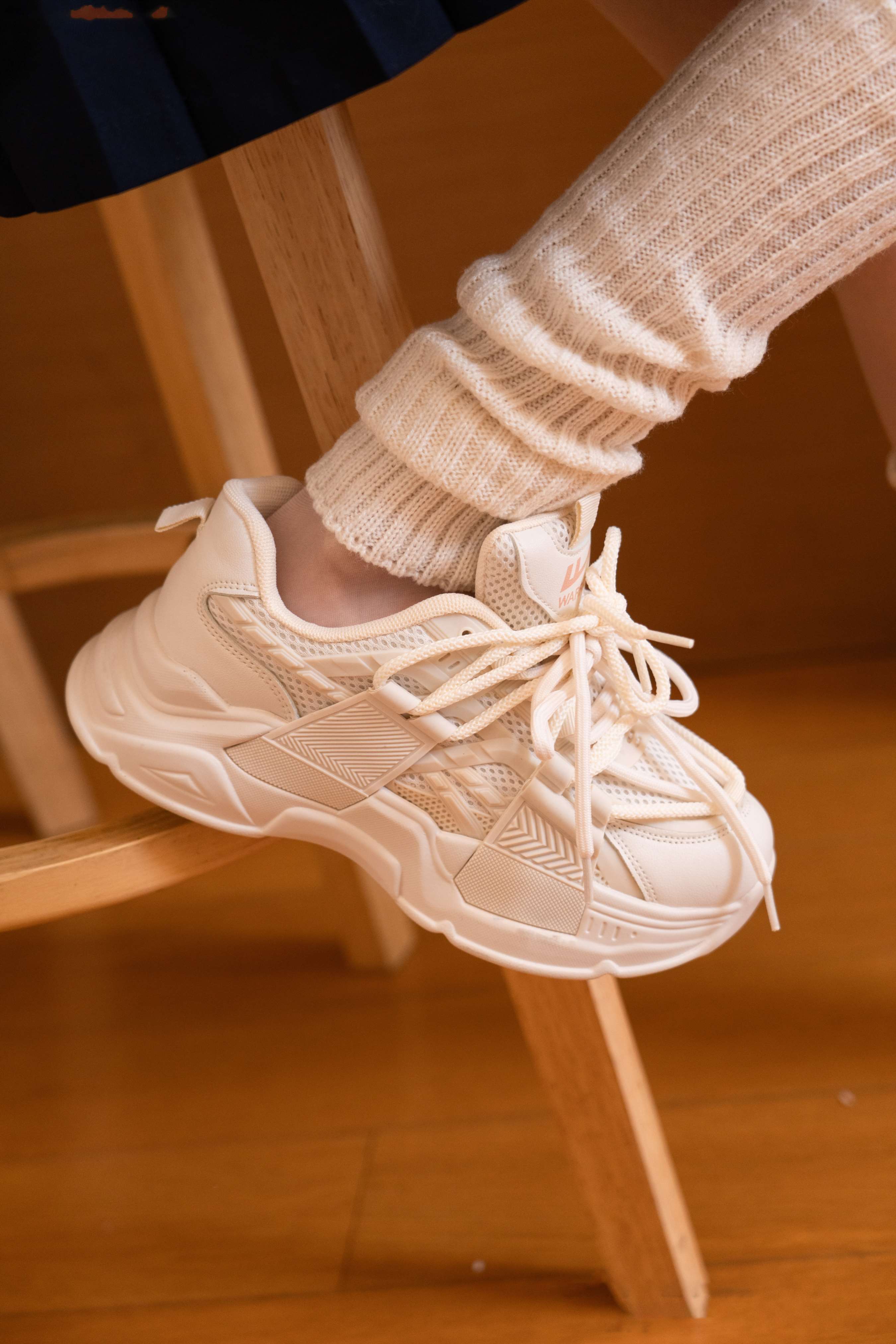 《齐齐-运动鞋、薄白丝》作品图