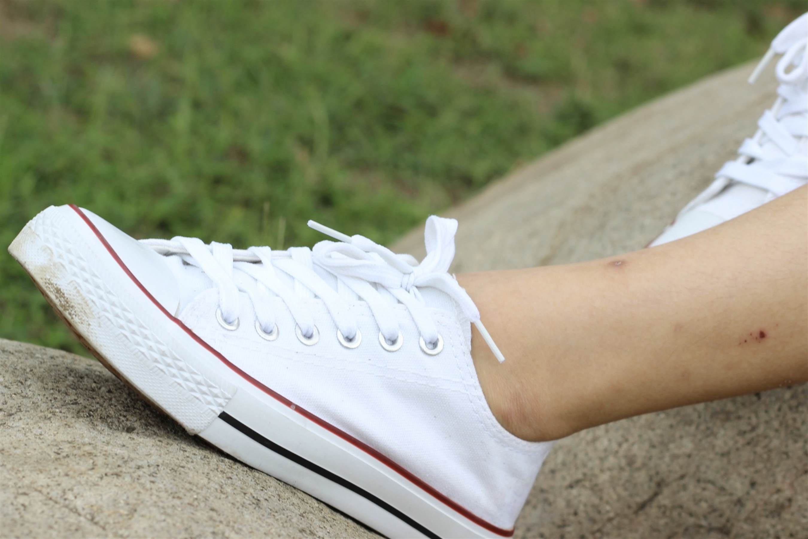 《学妹热裤帆布鞋の船袜脚丫》作品图