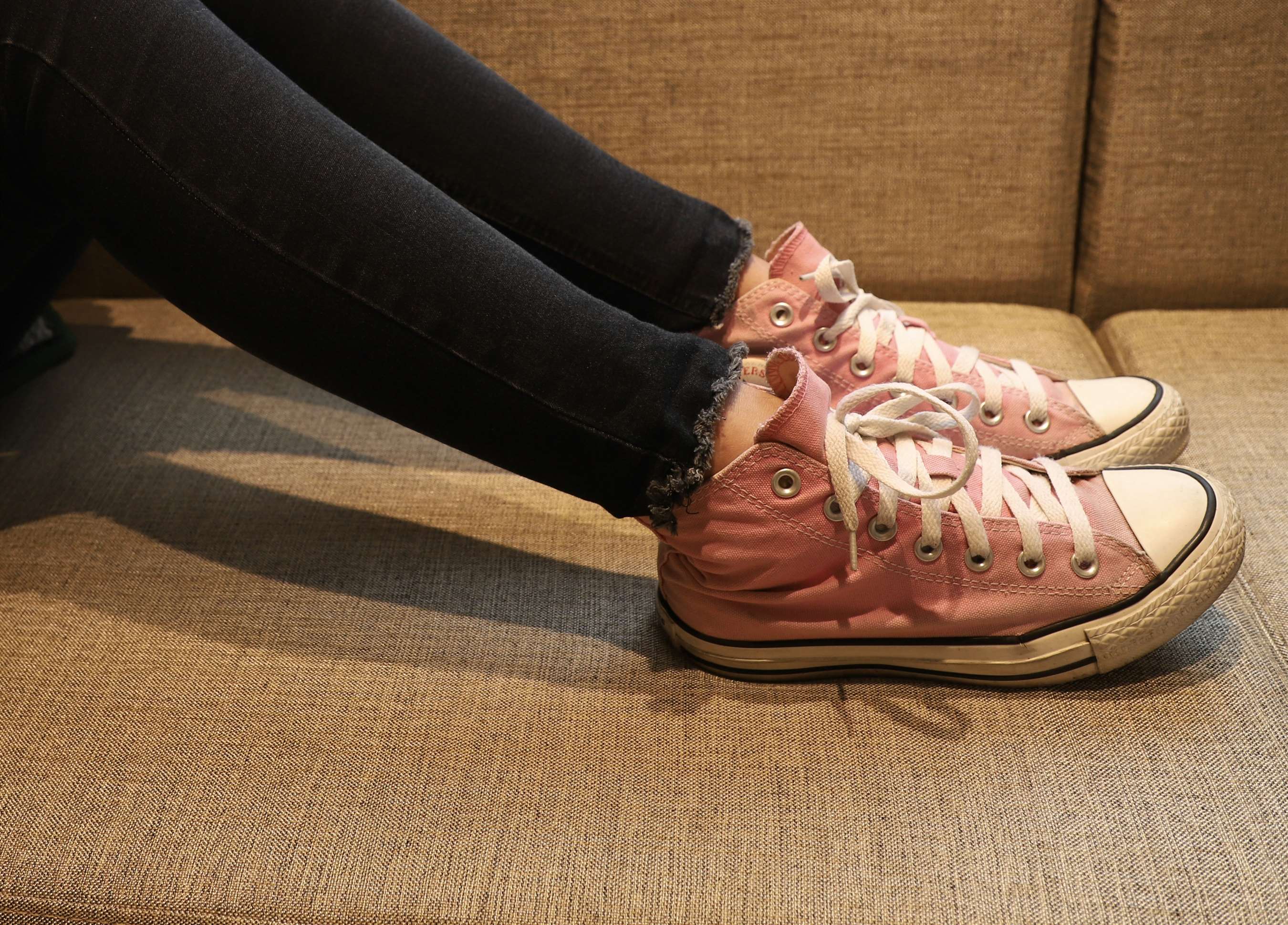 《帆布鞋の白棉袜脚》作品图