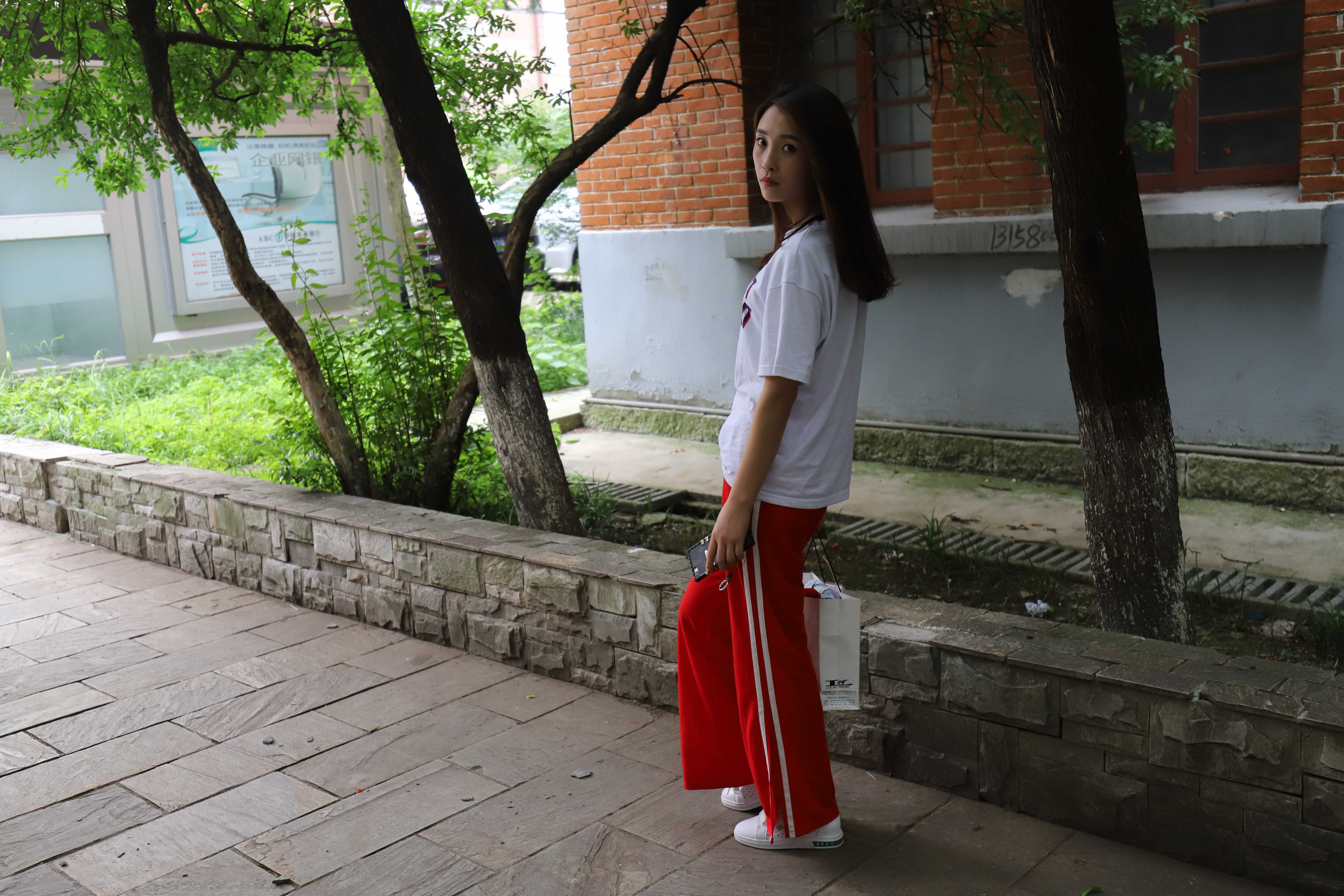 《学妹红裤船袜脚丫》作品图