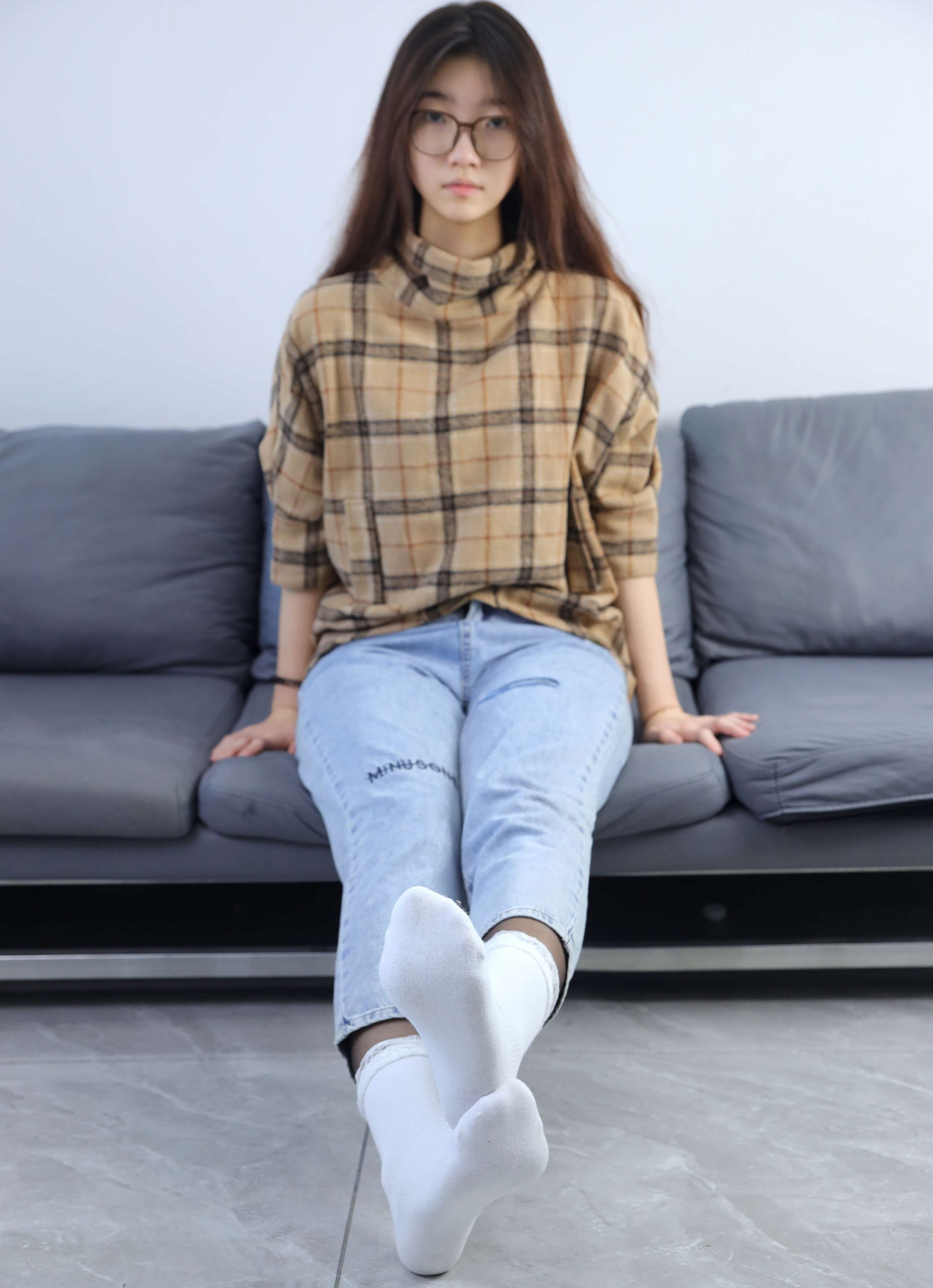 《阿悦牛仔裤裤里丝，白袜套黑丝》作品图