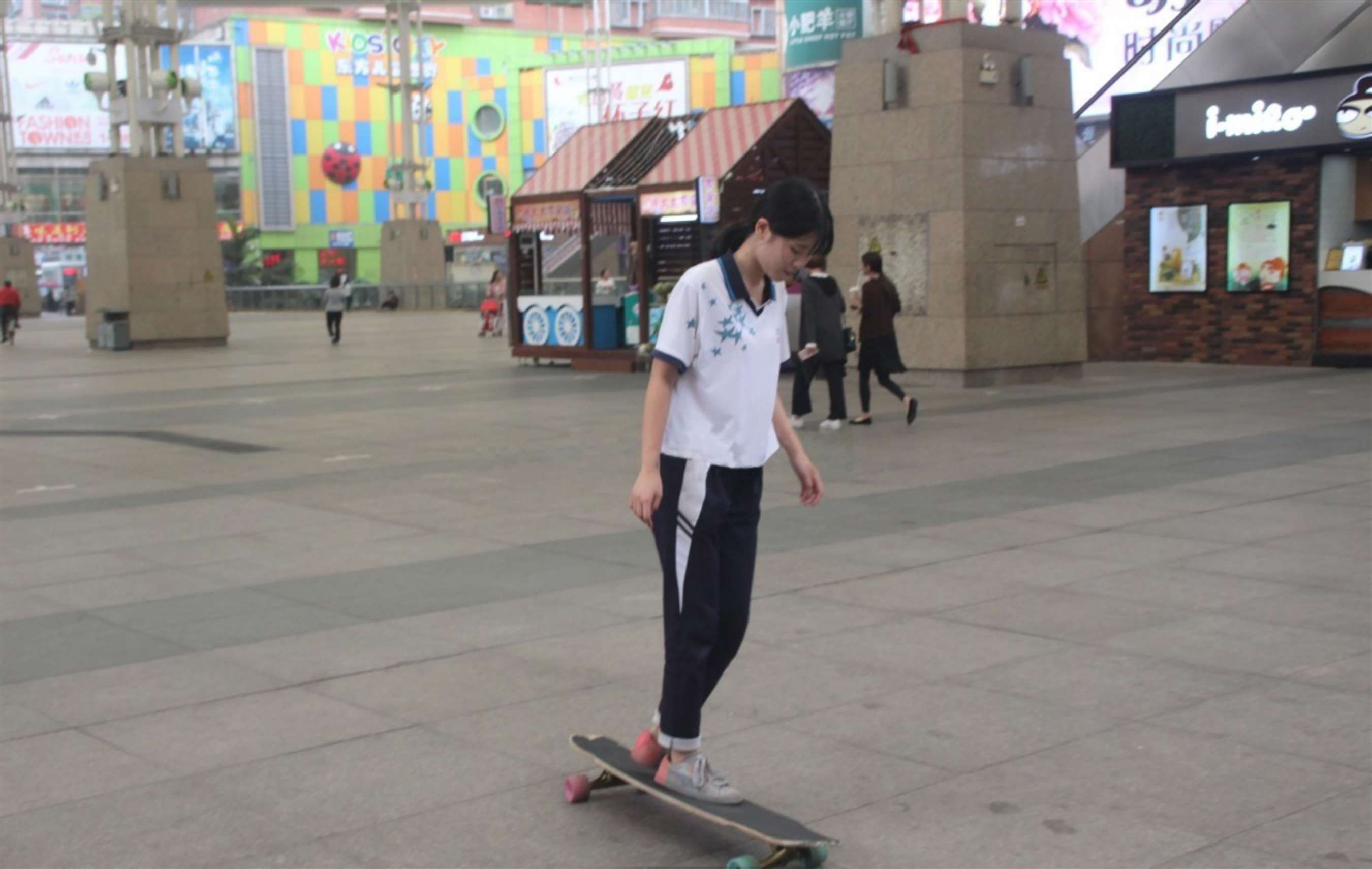 《草地上的青春》作品图