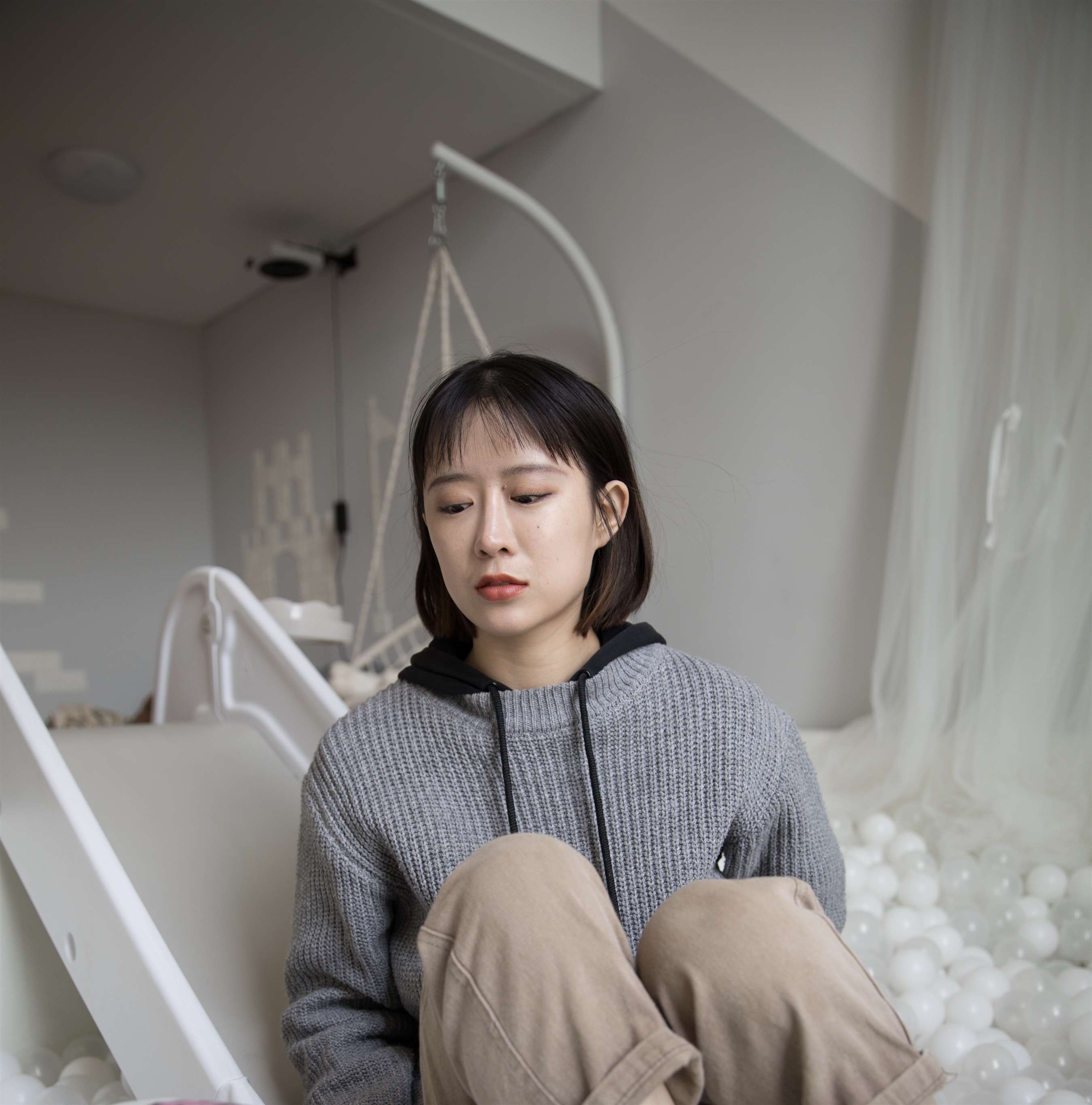 《棉袜少女玩海洋球【套图+视频1个】》作品图