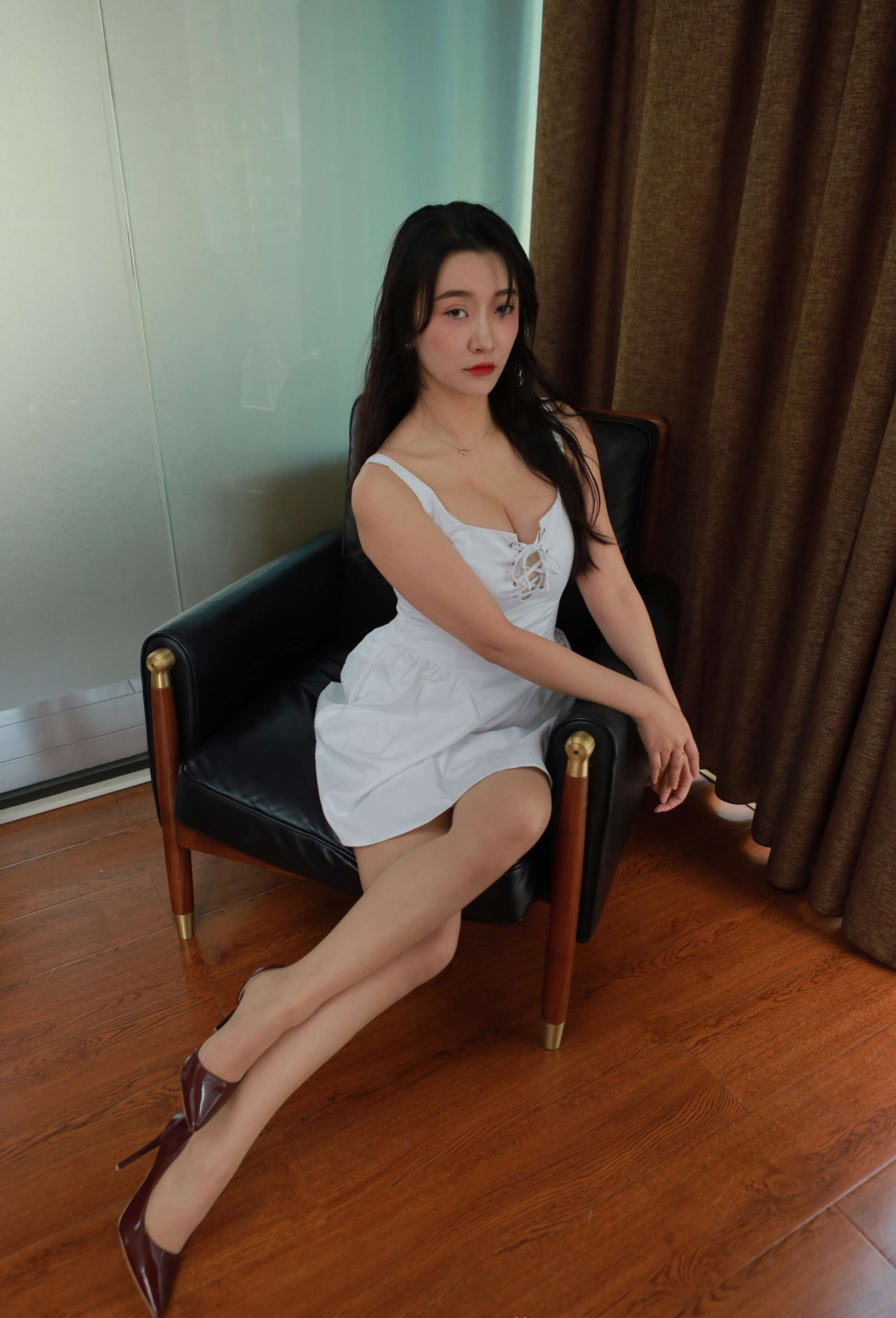 《秋秋-低胸白色裙》作品图