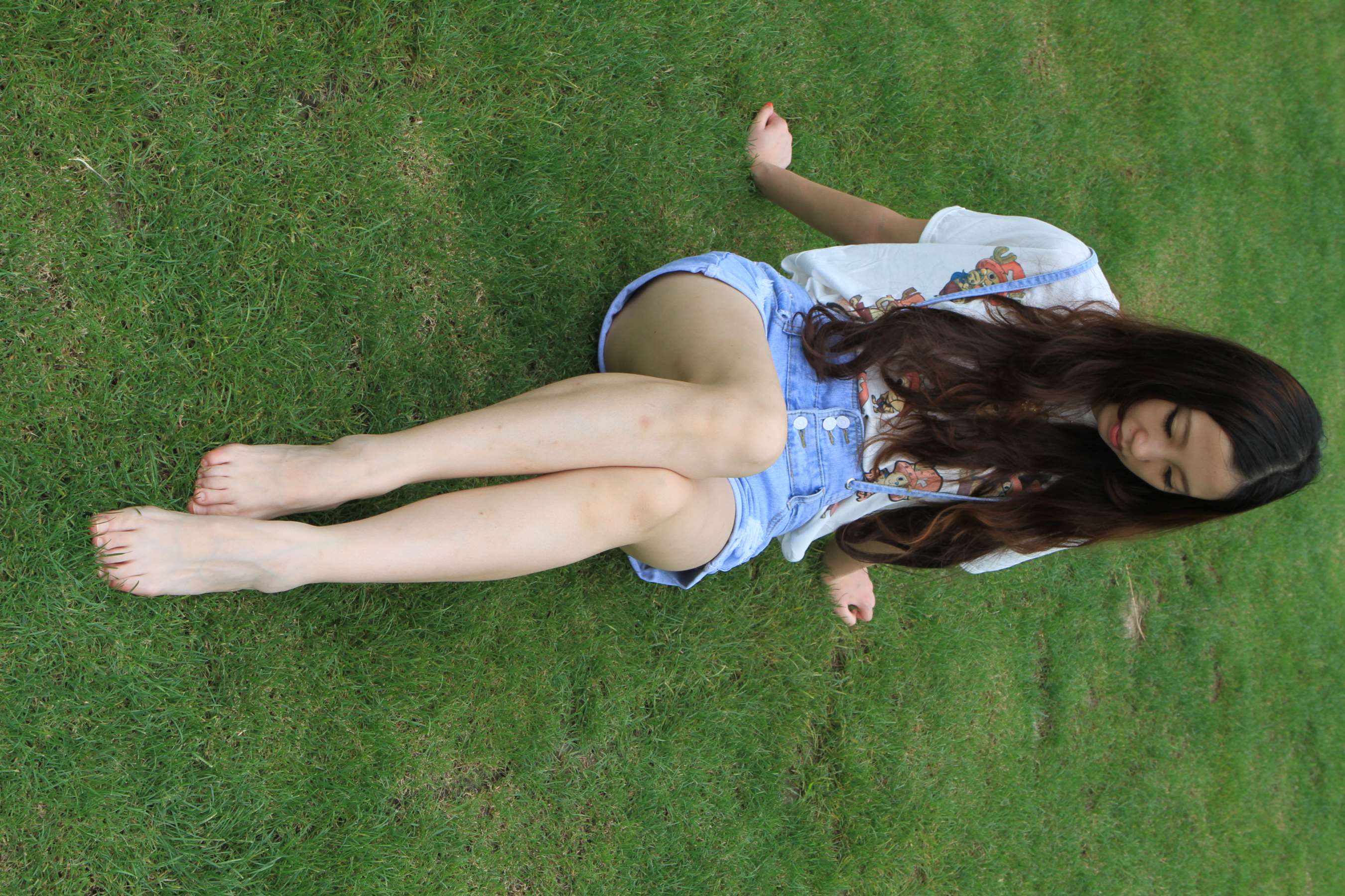 《学姐热裤公园展嫩足》作品图