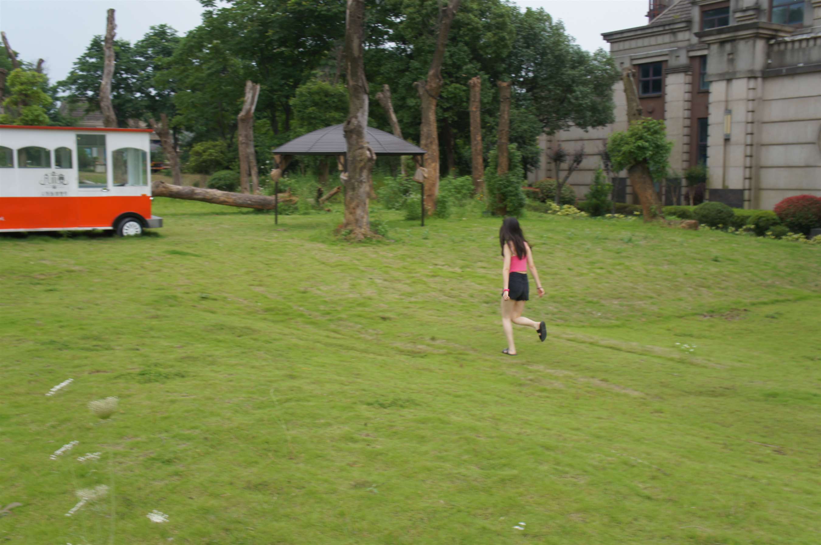 《热裤の裸足踏青》作品图