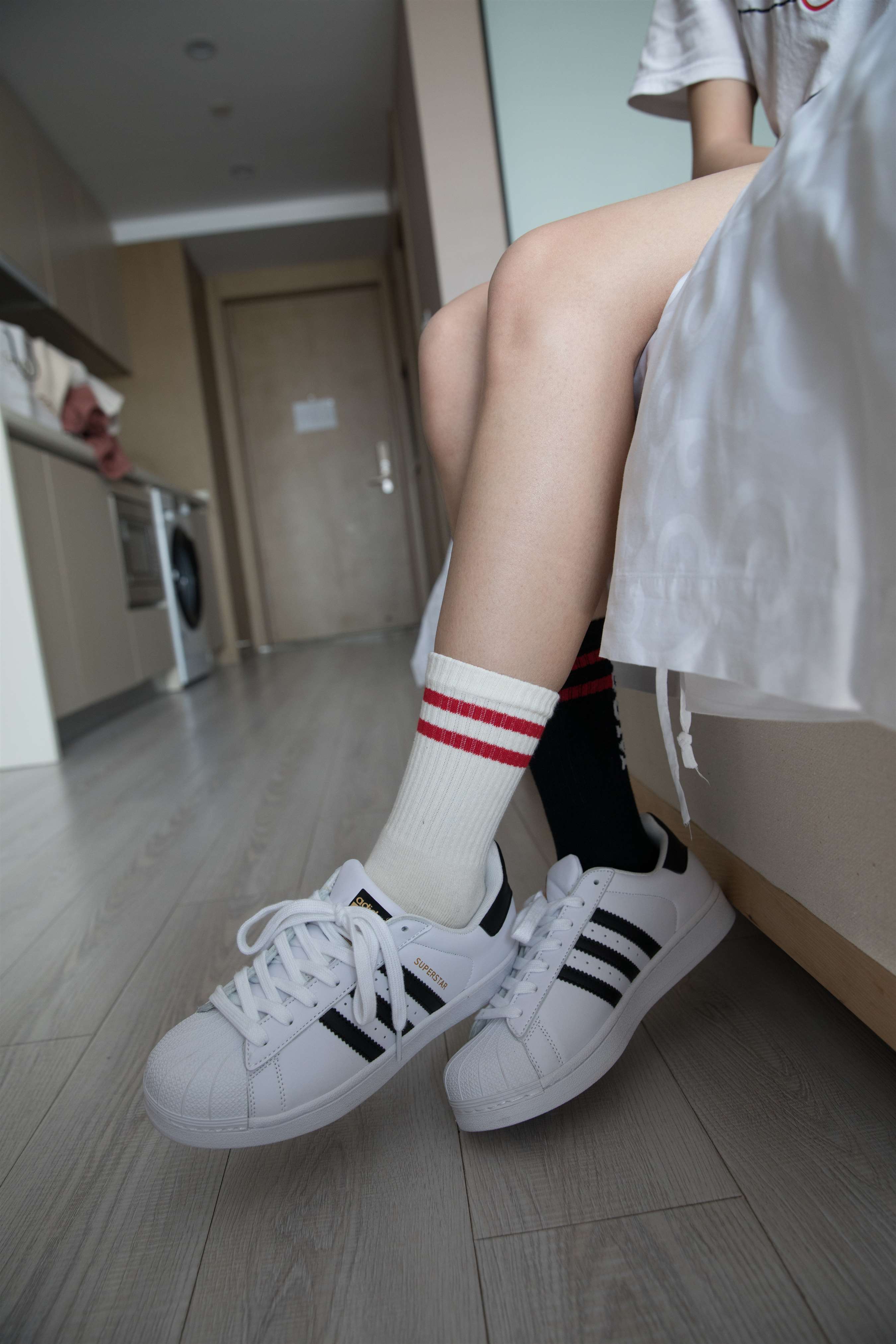 《热裤五指袜脚丫【套图+视频2个】》作品图