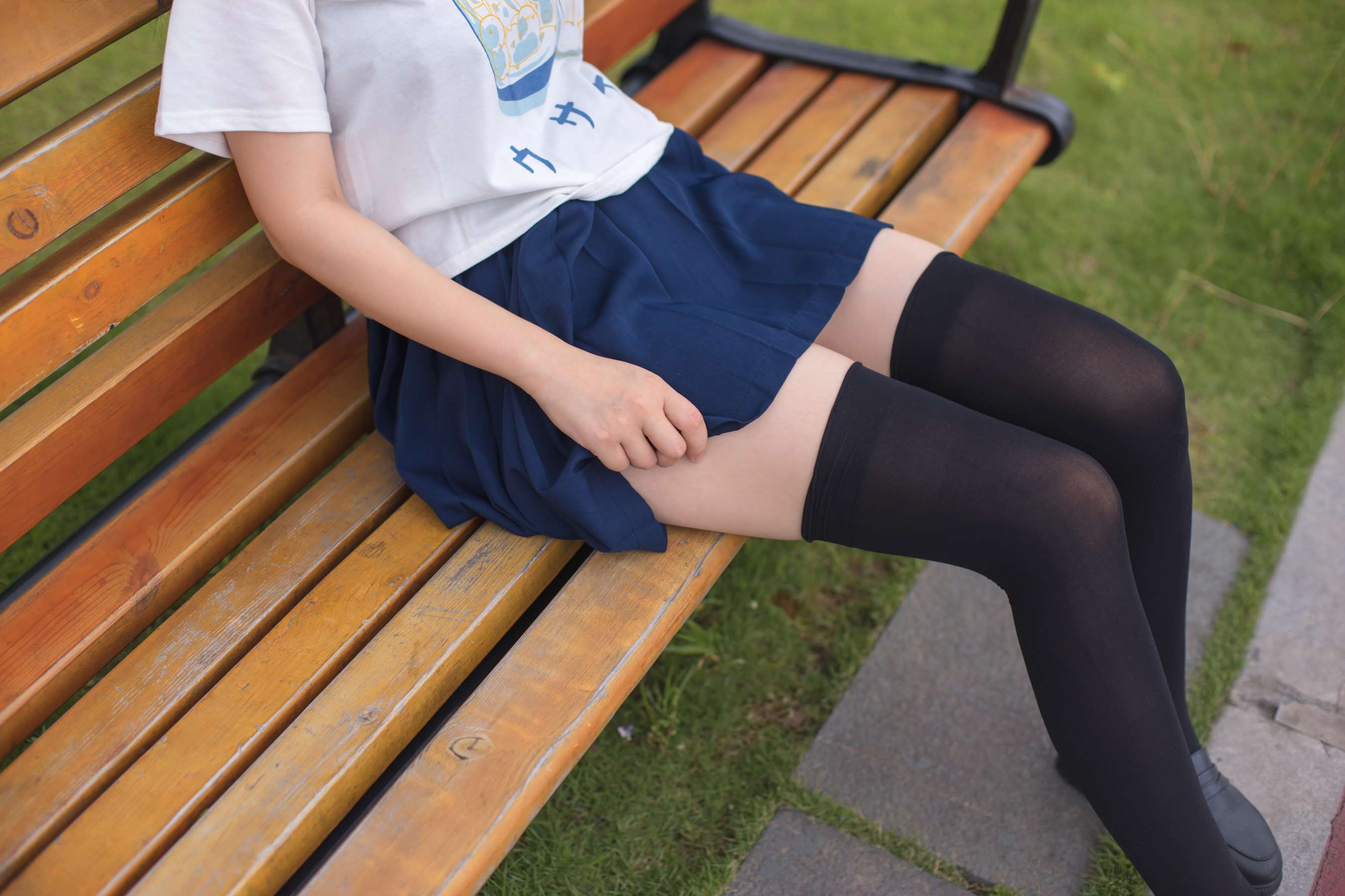 《小姐姐百褶裙の长黑丝》作品图