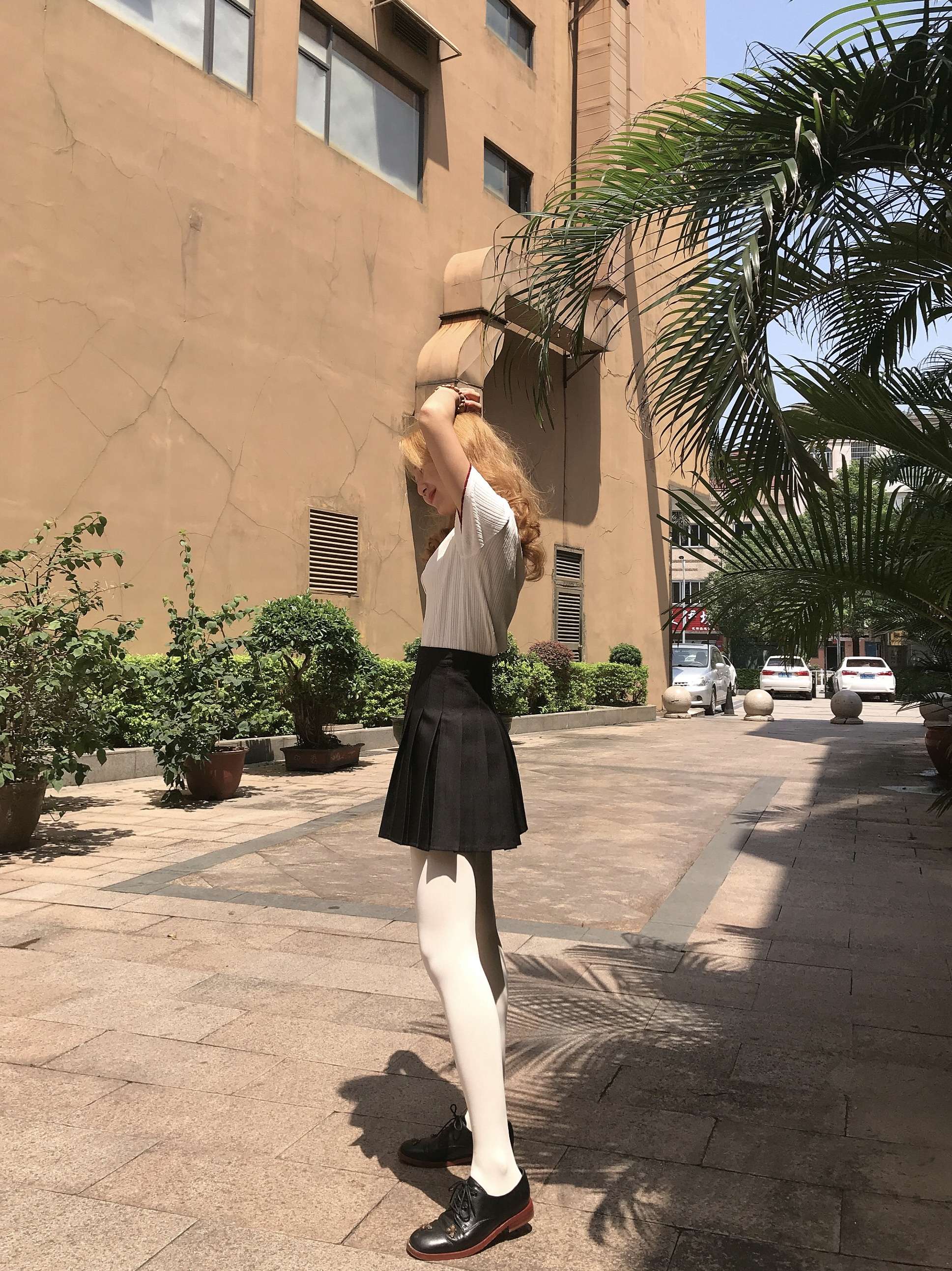 《学姐皮鞋白丝袜脚丫》作品图