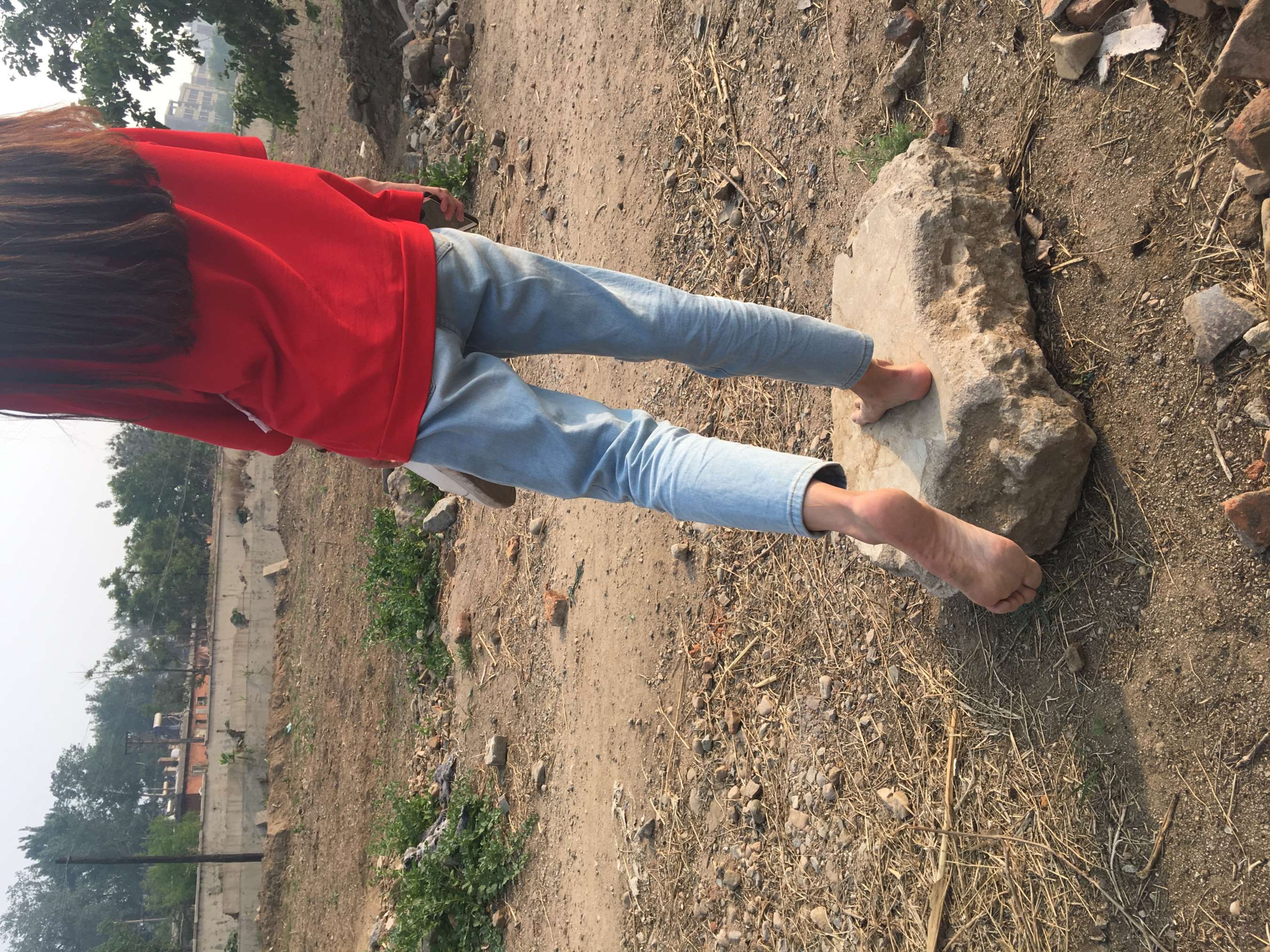 《师妹踩脏脚丫抬起来给你看哦》作品图