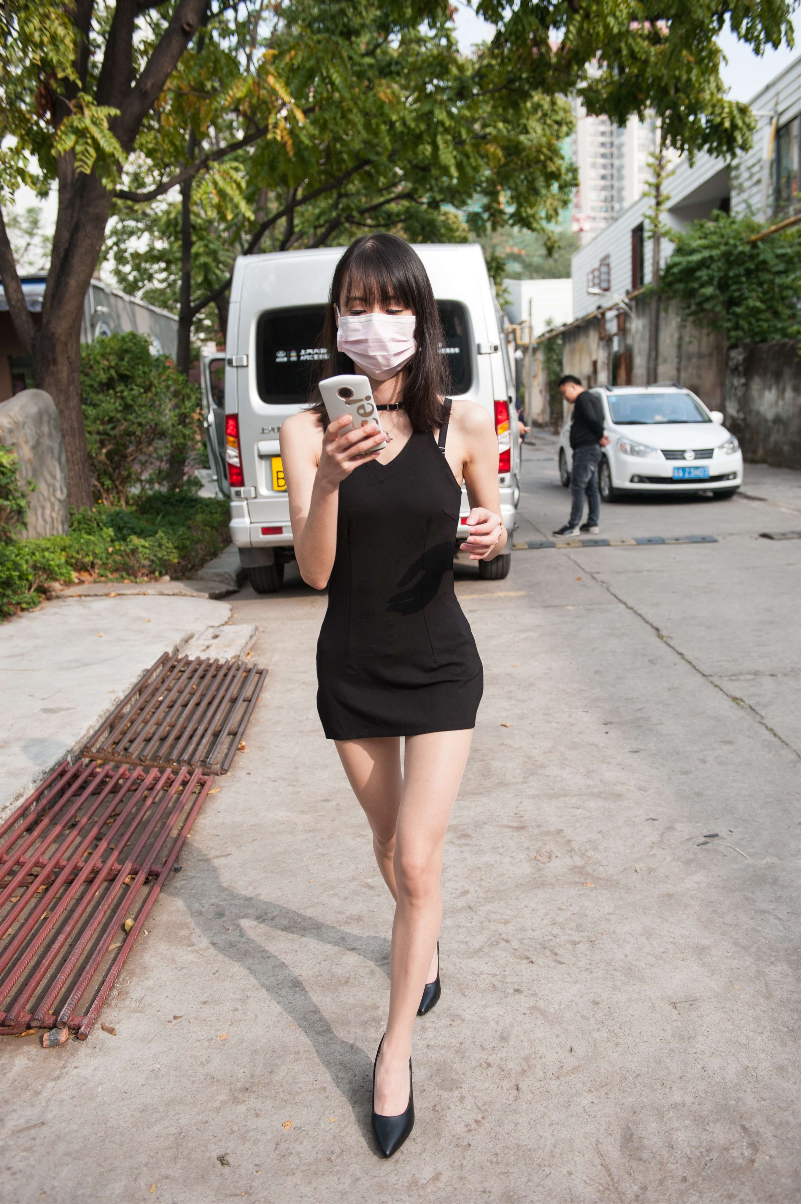 《黑色吊带连衣裙の丝脚丫》作品图