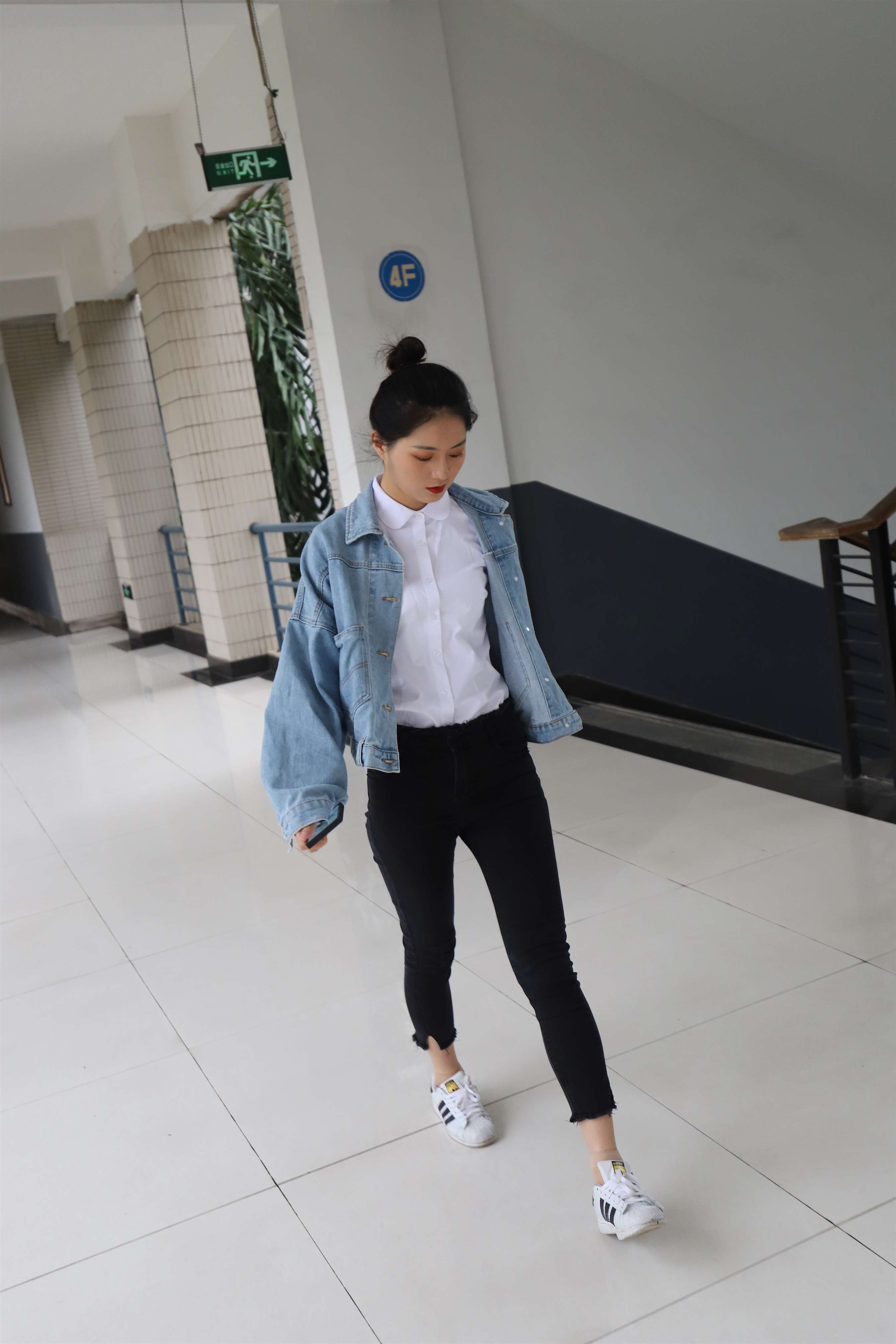 《牛仔衫の板鞋丝足【视频1个网盘下载】》作品图