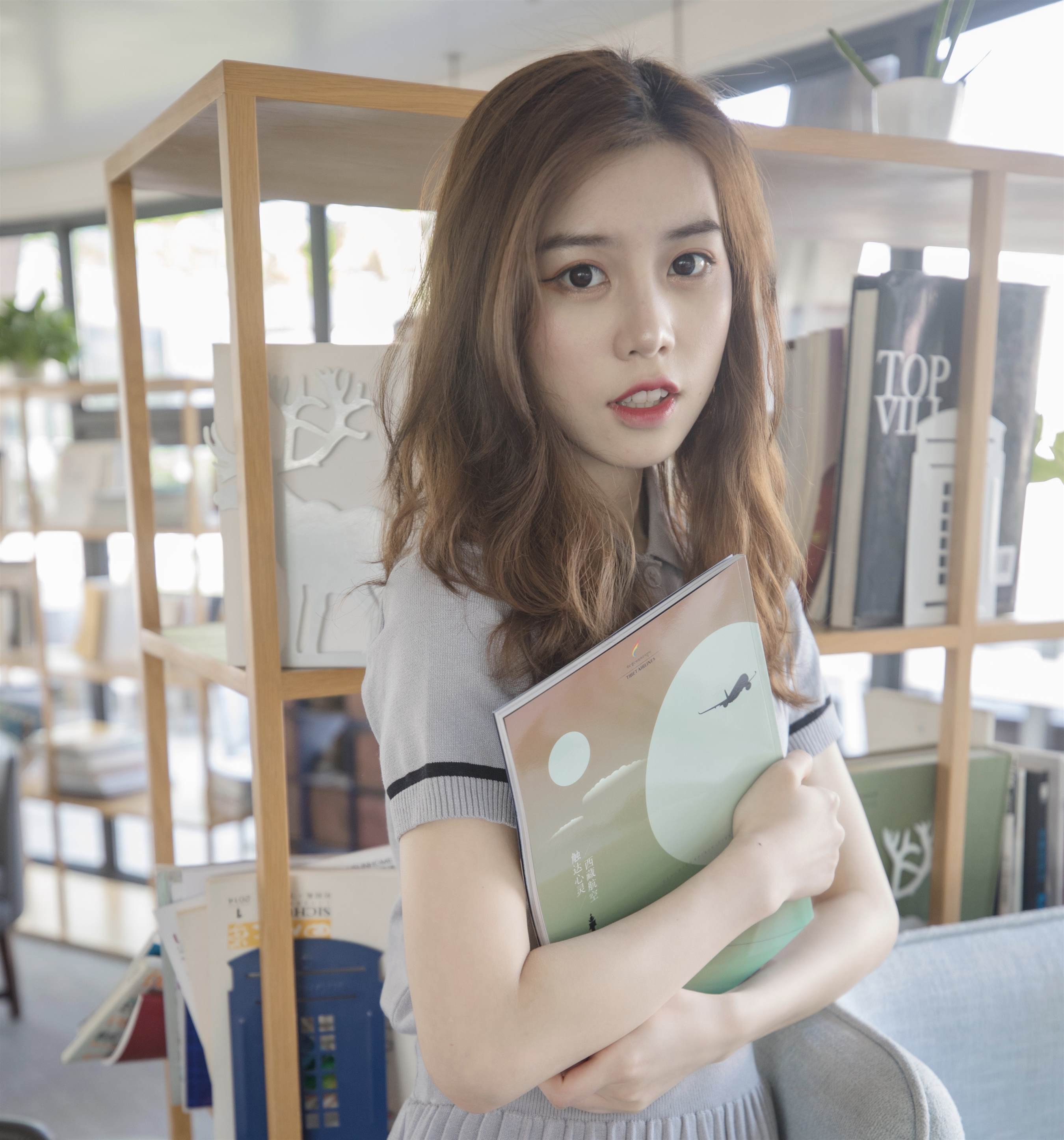 《连衣裙の板鞋丝脚丫+视频3个》作品图