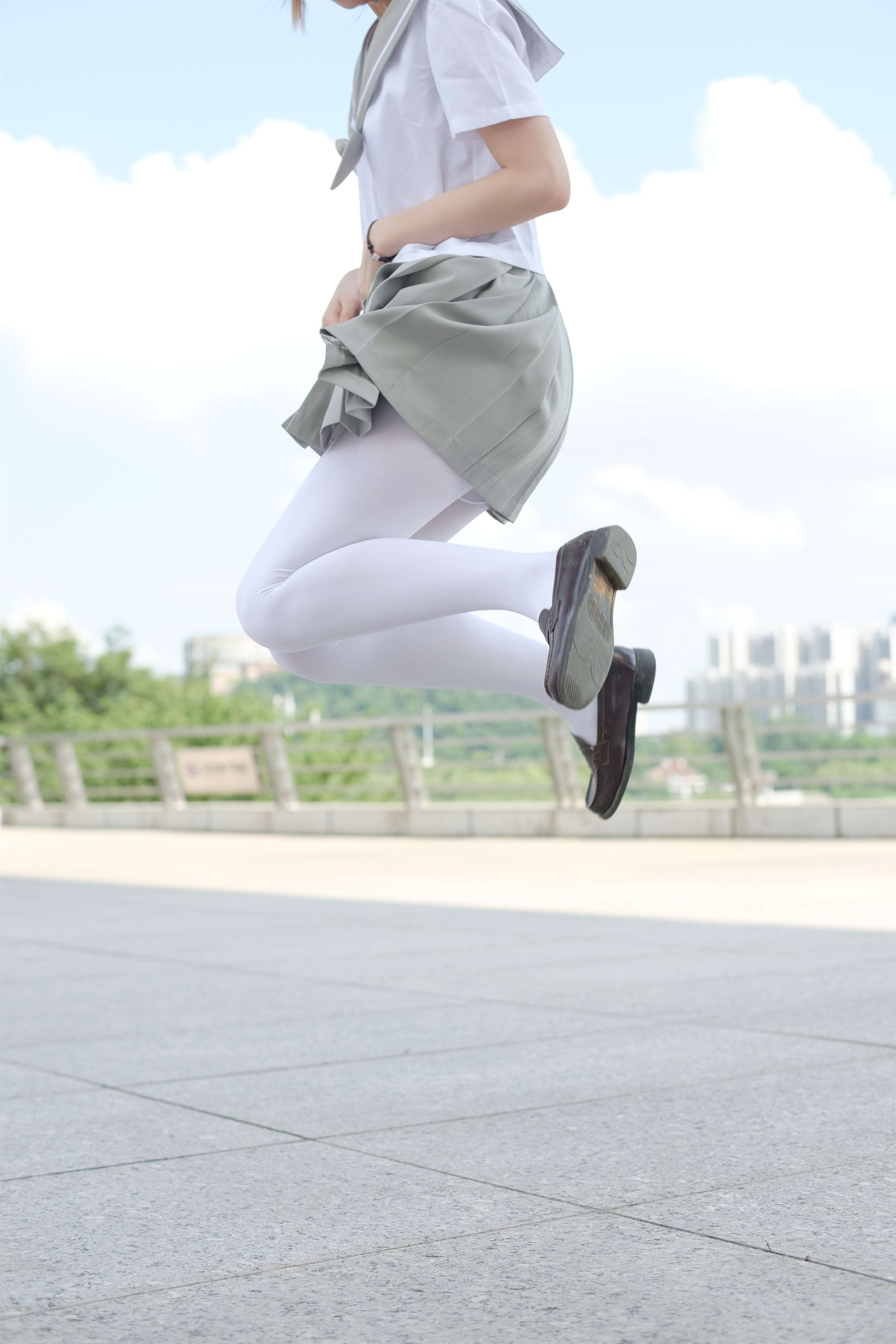 《JK制服の皮鞋白丝脚丫》作品图