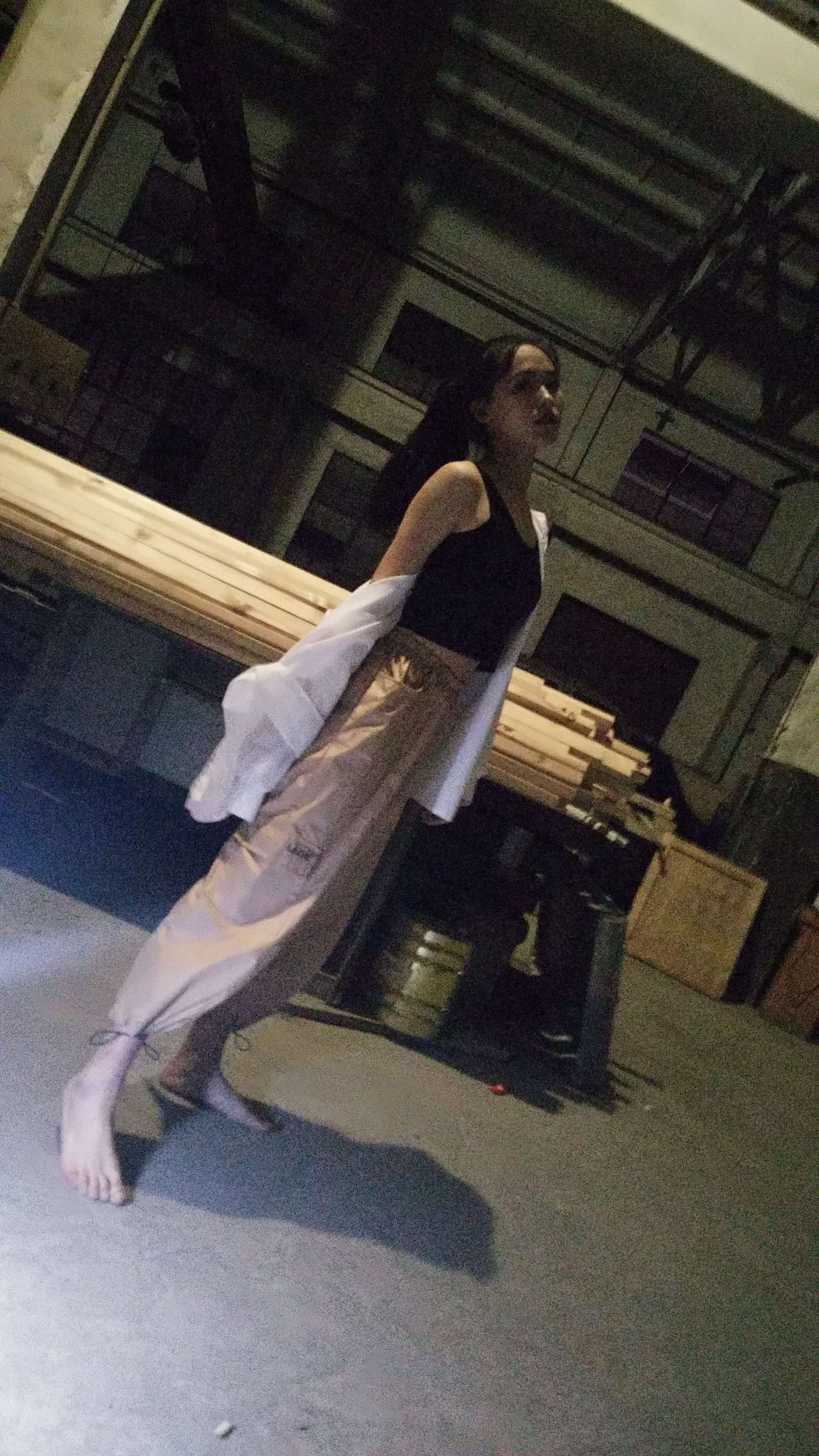 《子瑒-废弃工厂广场赤脚》作品图