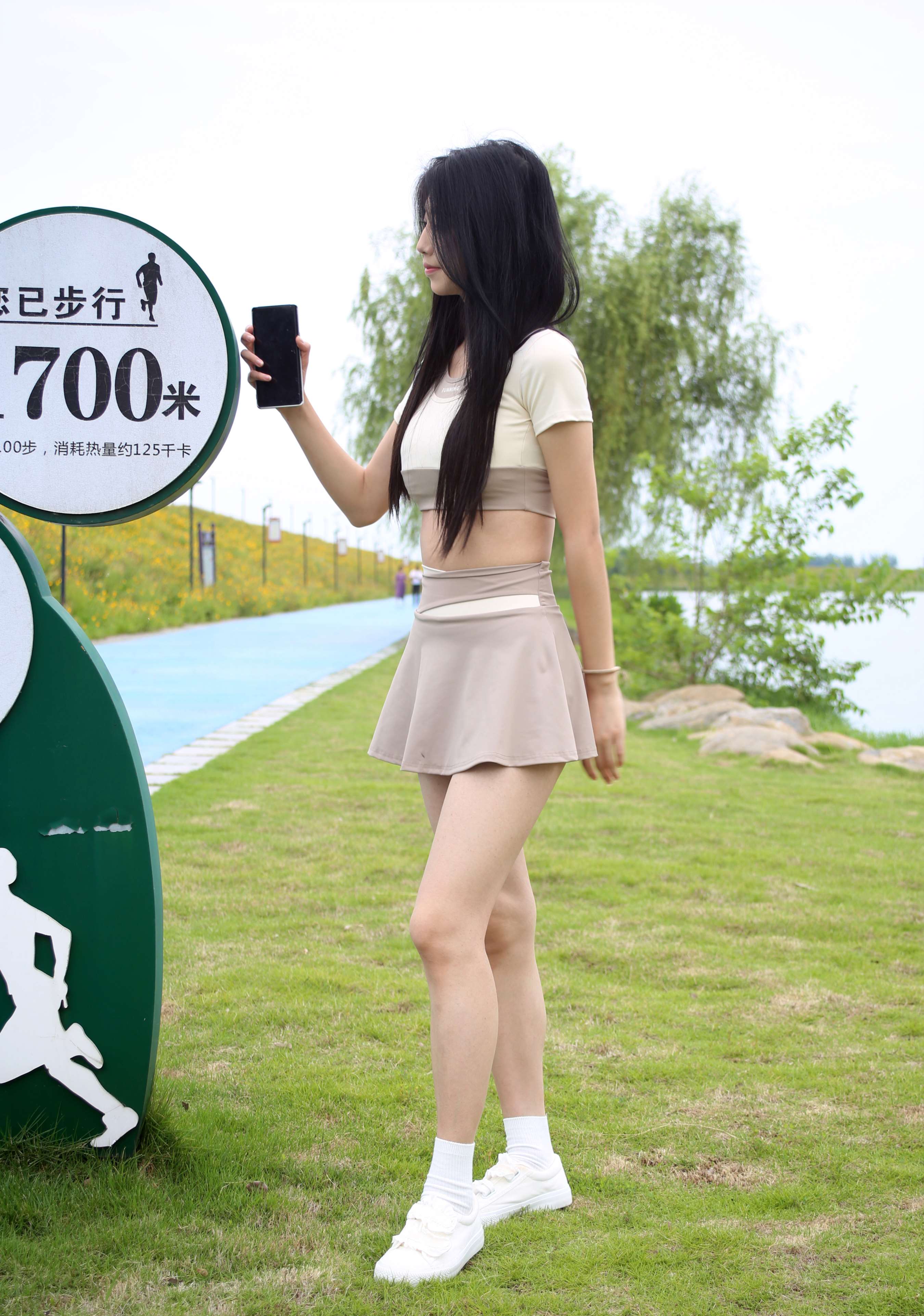 《秀秀长白袜》作品图