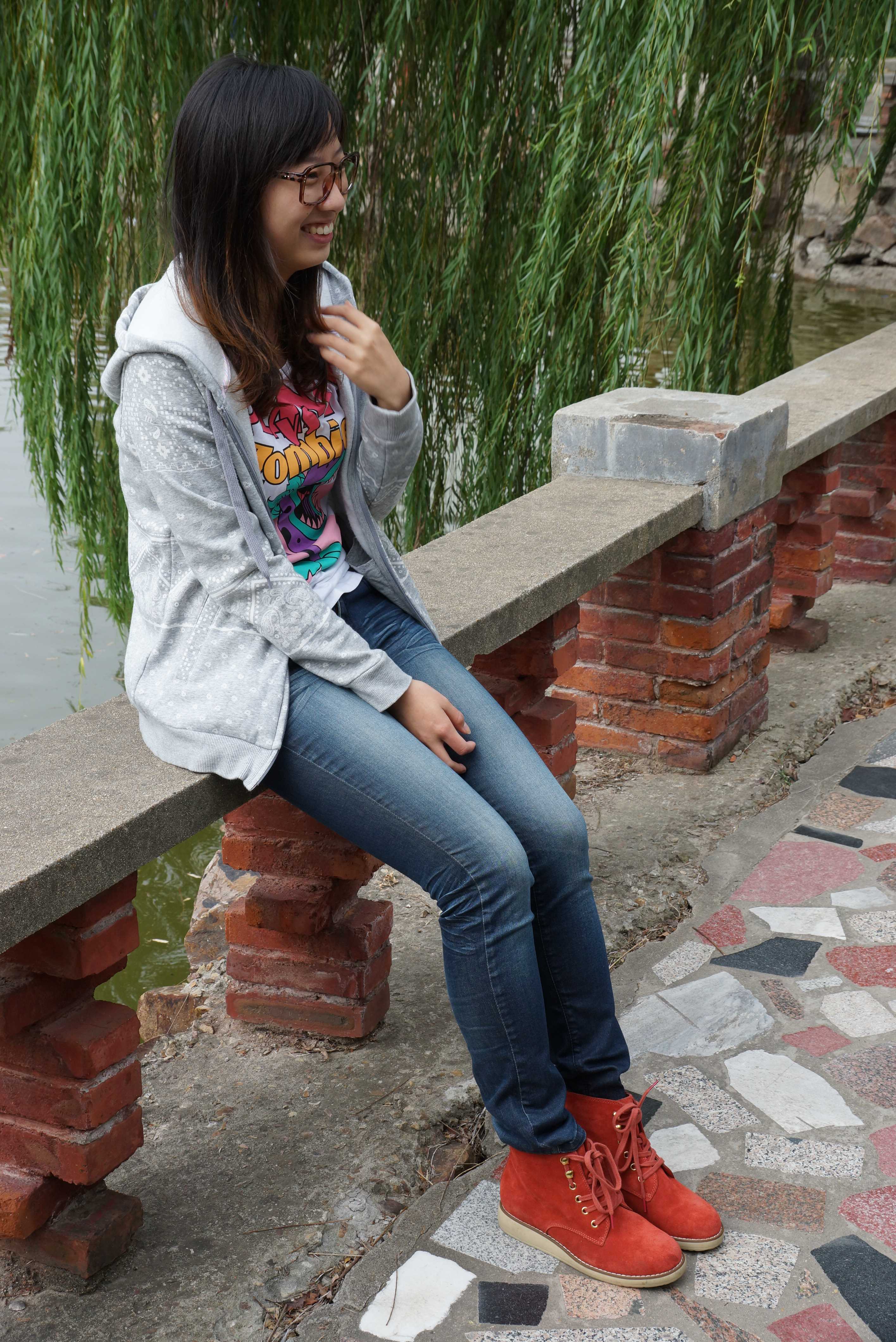 《眼镜妹的马丁靴配短肉丝》作品图