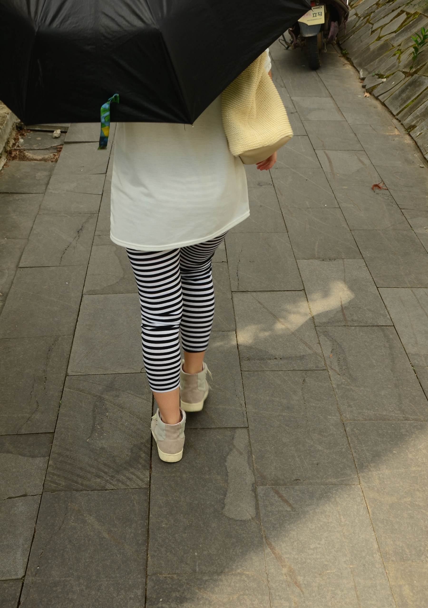 《小姐姐板鞋黄船袜》作品图