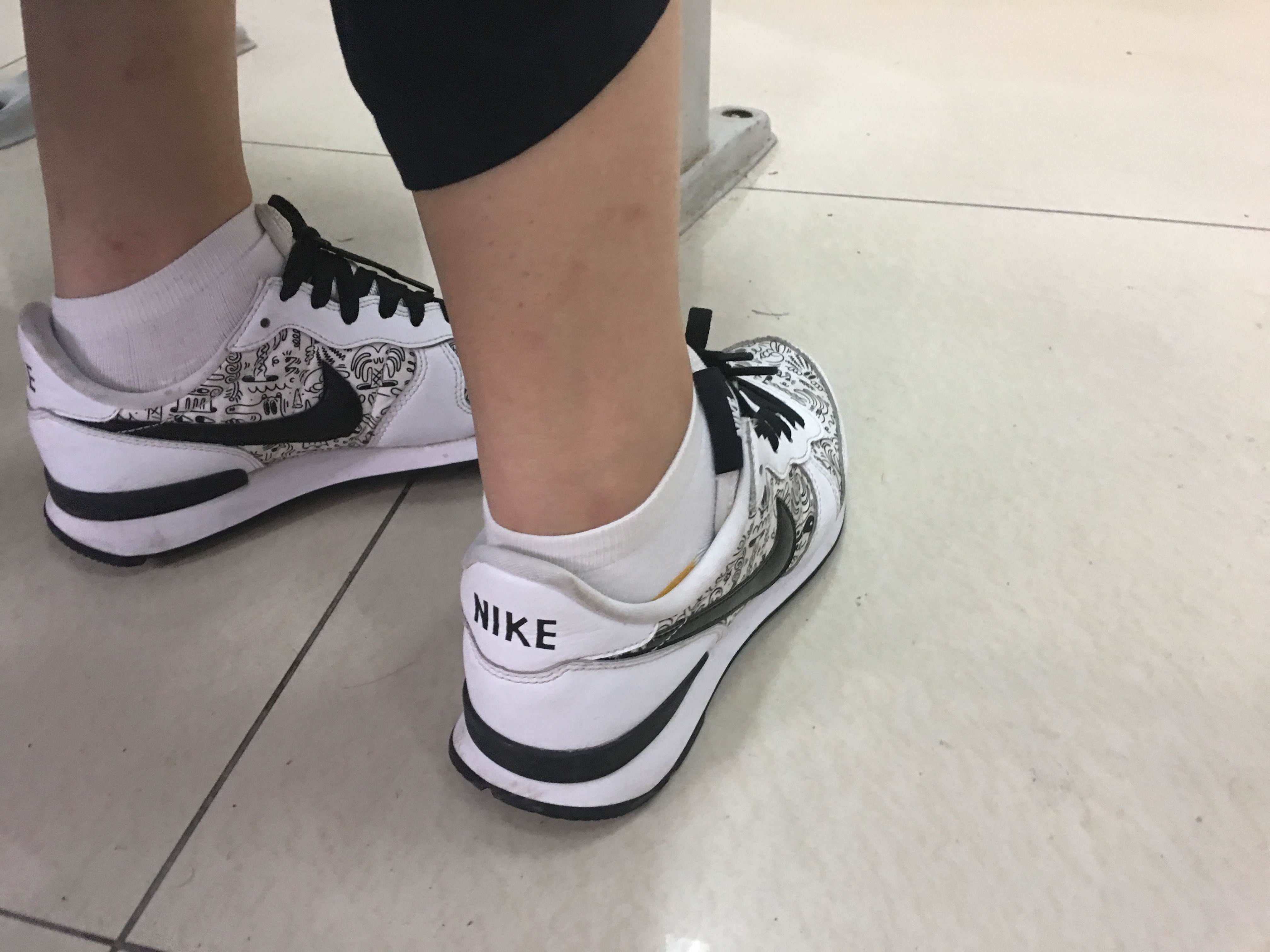 《眼镜学妹的棉袜脚丫》作品图